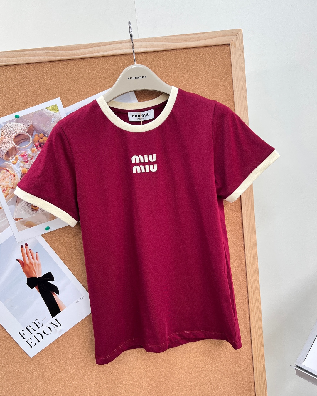 🆕 MIU MIU 撞色立体贴布绣复古红短袖T恤经典中的经典 简约高辨识度 复古时髦又百搭 撞色很好看 