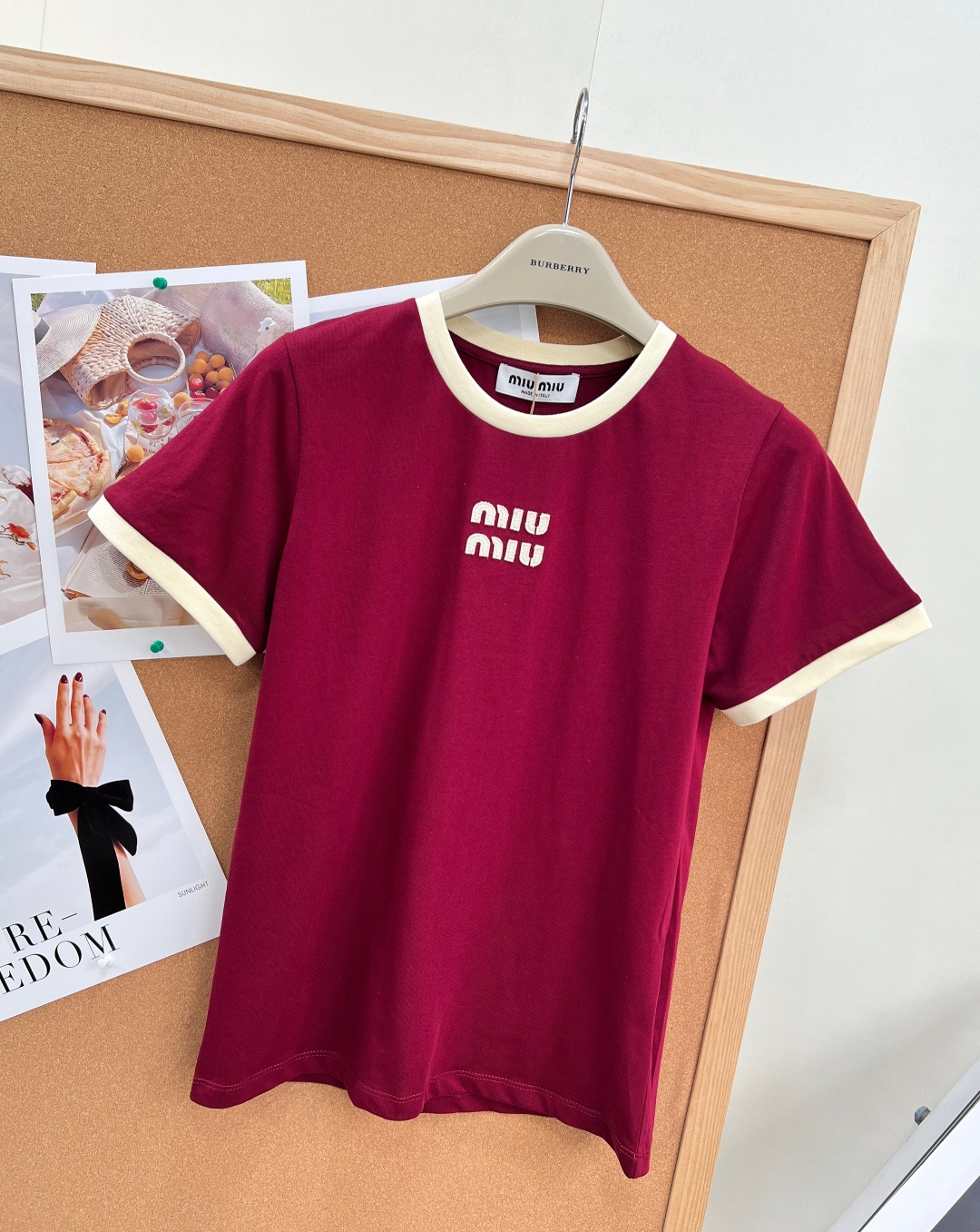 🆕 MIU MIU 撞色立体贴布绣复古红短袖T恤经典中的经典 简约高辨识度 复古时髦又百搭 撞色很好看 