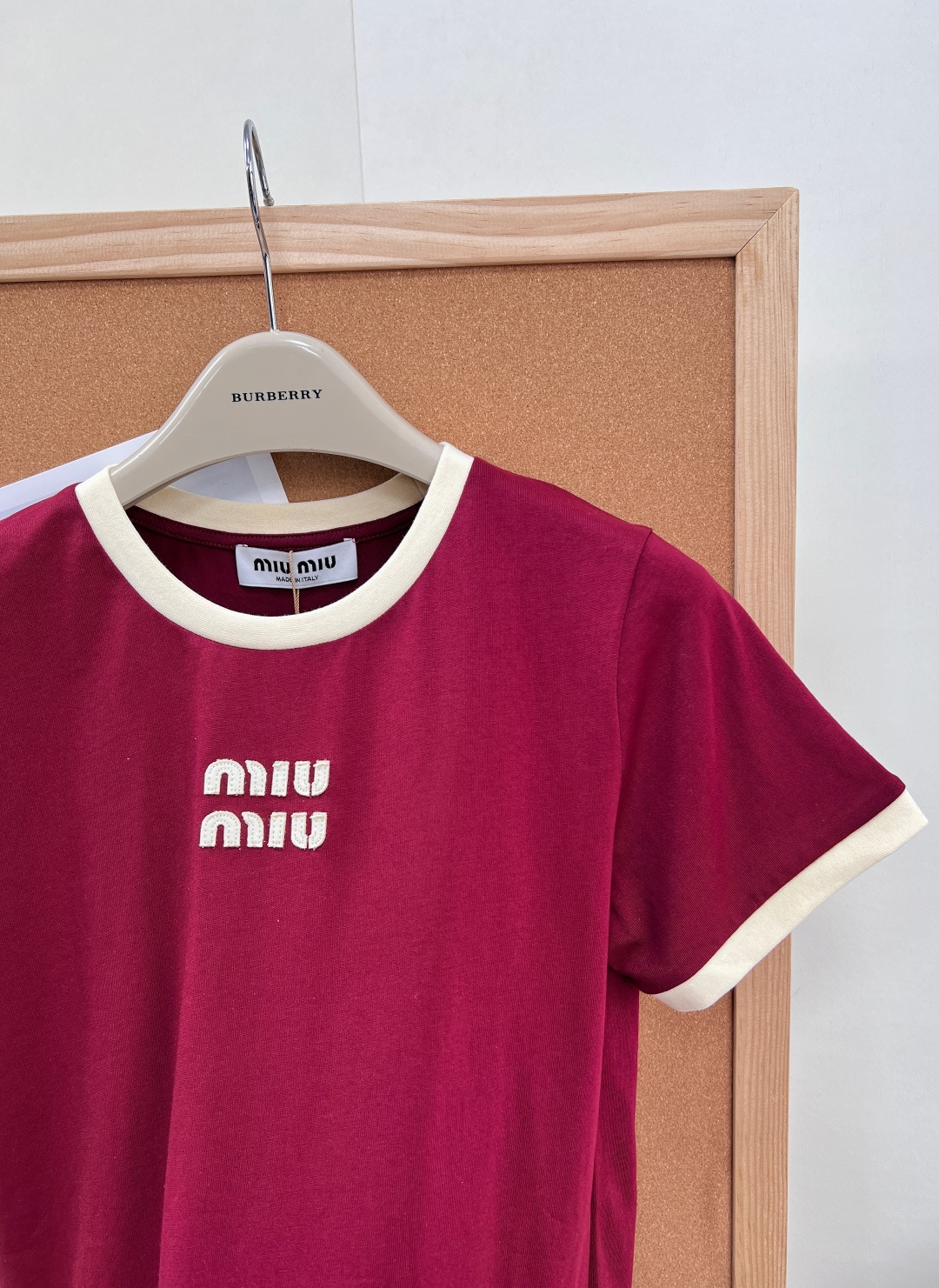 🆕 MIU MIU 撞色立体贴布绣复古红短袖T恤经典中的经典 简约高辨识度 复古时髦又百搭 撞色很好看 