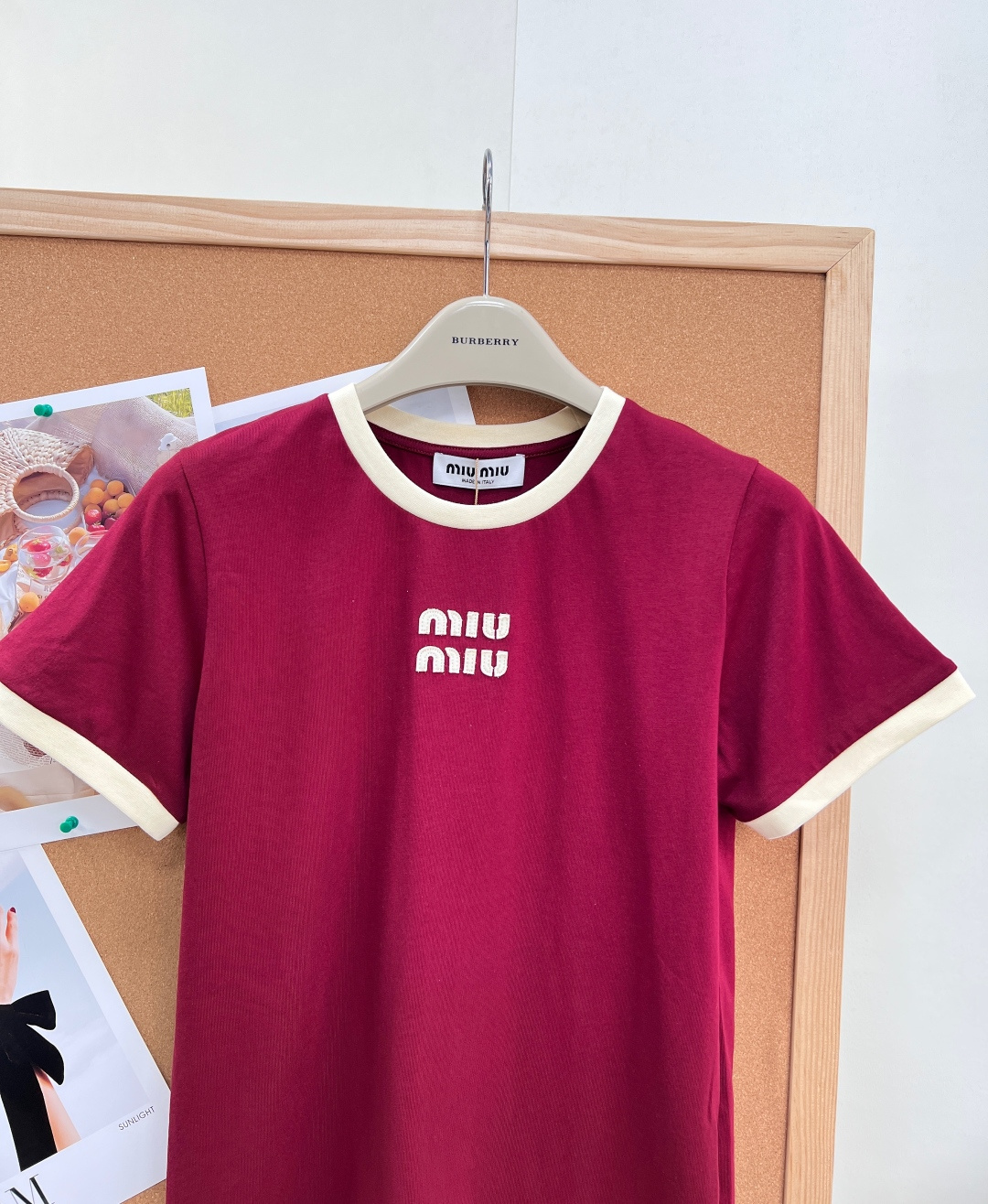 🆕 MIU MIU 撞色立体贴布绣复古红短袖T恤经典中的经典 简约高辨识度 复古时髦又百搭 撞色很好看 