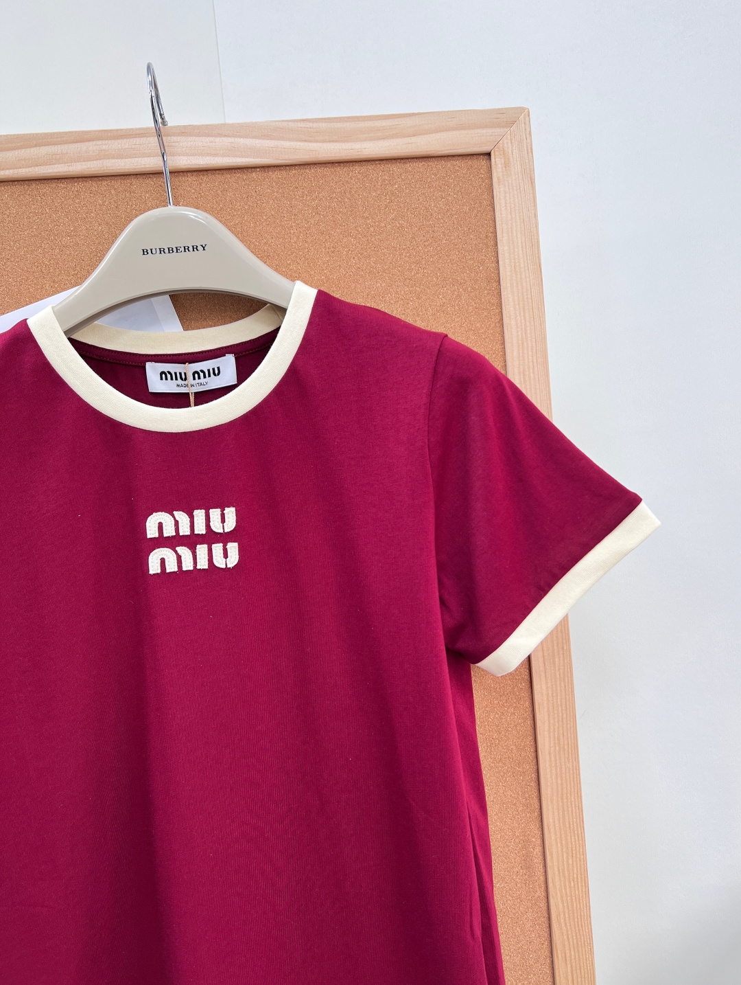 🆕 MIU MIU 撞色立体贴布绣复古红短袖T恤经典中的经典 简约高辨识度 复古时髦又百搭 撞色很好看 