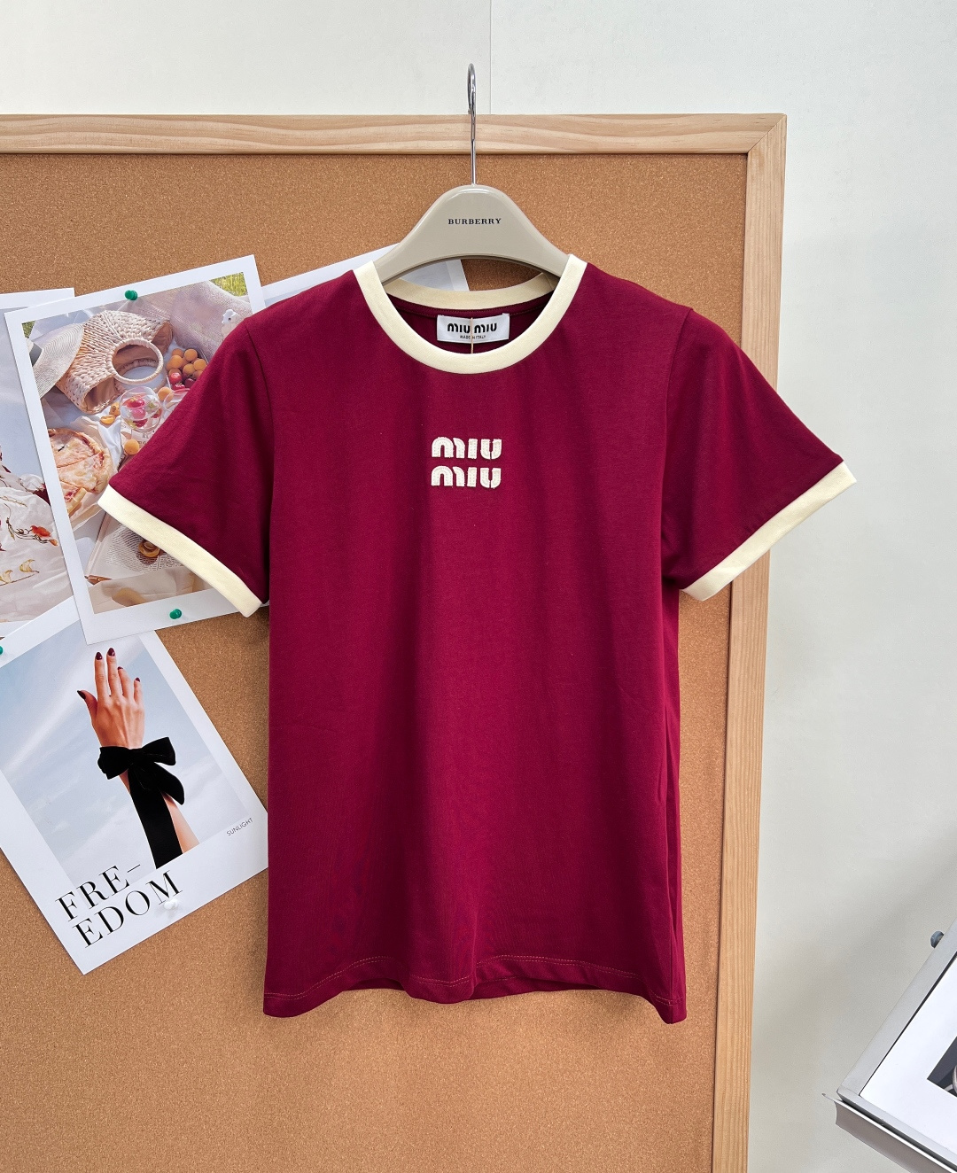 NO:841272,MIU MIU contrasting three-dimensional appliqué embroidered retro red short-sleeved T-shirt. A classic among classics. Simple and highly recognizable. Retro, fashionable and versatile. The contrasting colors are very good-looking. It looks particularly high-end and whitening. It can be worn by younger girls. It has a gentle style and is spicy and sweet. Who can not love it? It is youthful and fashionable and presents a high-end texture!  Simple, practical and not picky~ The color system has a Muffat retro feel. The upper body is versatile and age-reducing. It is full of vitality and fun. The slim fit with straight shoulders has a good upper body effect. It covers the flesh very well. It is suitable for all body shapes. It can be paired with trousers and shorts. It has three standard items and is sold in large quantities!  Size sml,,miumiu,shorts,T-shirt,tees,t-shirt,19860909MIU MIU 撞色立体贴布绣复古红短袖T恤 经典中的经典 简约高辨识度 复古时髦又百搭 撞色很好看 显得特别高级显白 穿上减龄少女 温柔风拿捏的死死的 又辣又甜 谁能不爱 青春又洋气 呈现高级质感！简约实穿不挑人～ 色系自带缪法复古感 上身百搭减龄 活力趣味性十足 正肩修身版型 上身效果很好 非常遮肉 适合各种身形 搭配长裤短裤都,三标齐全,大货出！ 尺码sml,,miumiu,shorts,T-shirt,tees，t-shirt,,Women's clothing