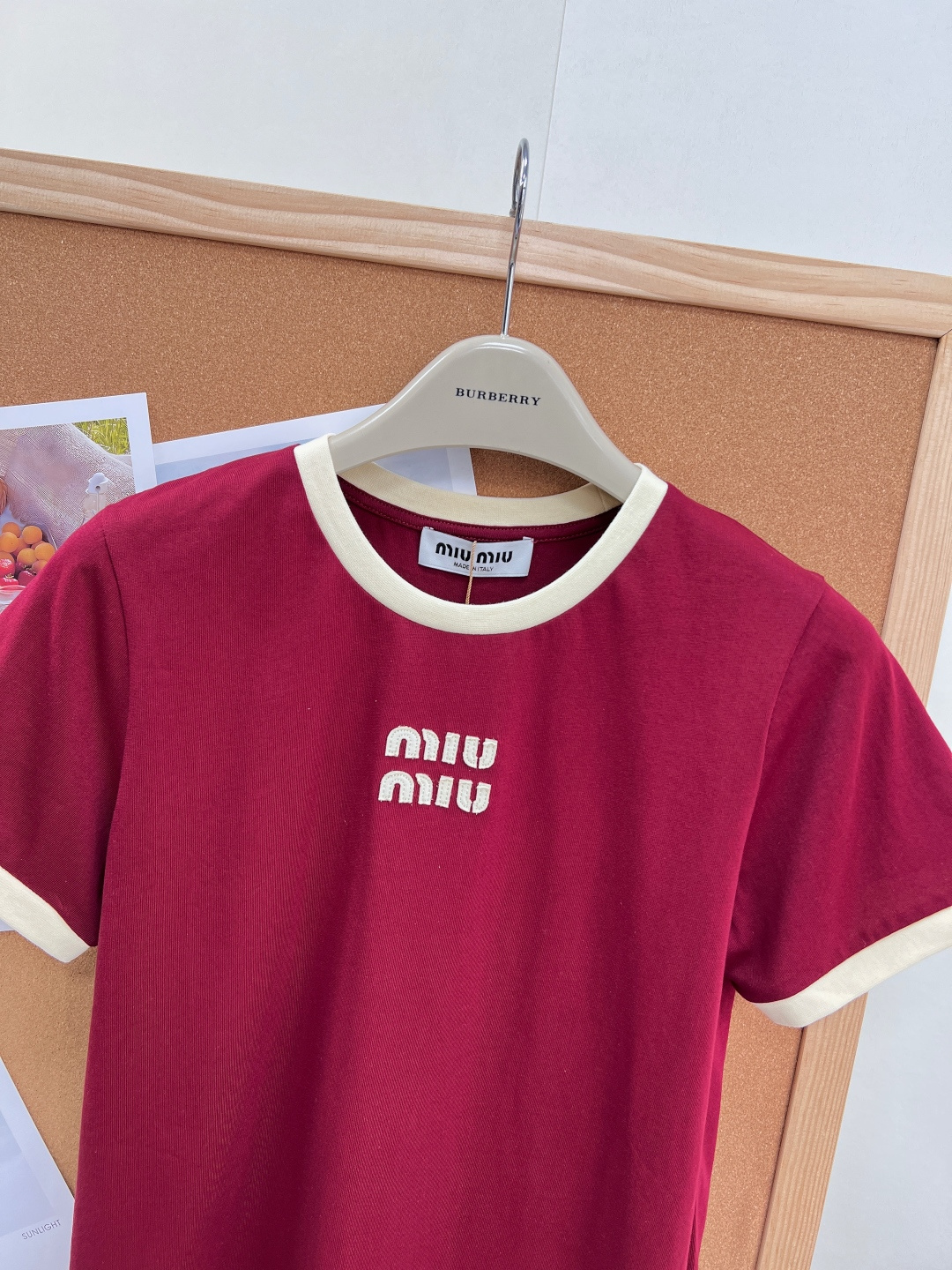 🆕 MIU MIU 撞色立体贴布绣复古红短袖T恤经典中的经典 简约高辨识度 复古时髦又百搭 撞色很好看 