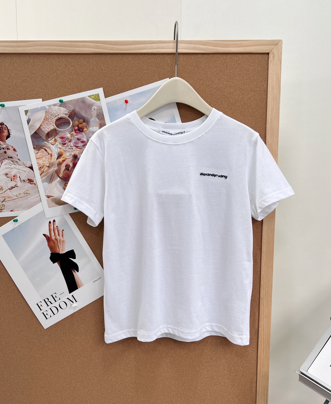 NO:841291,alexander wang26 spring and summer king super star same style letter embroidered right shoulder short-sleeved T-shirt. The small version has just the right length and width, not tight nor too loose, making it look slimmer but not bloated!  Made of 100% pure cotton fabric, breathable, comfortable and easy to care for, it can be hand washed or machine washed without losing its shape!  The brand embroidery logo in small letters on the right side is a classic style that is fashionable but not outdated. Many celebrities have the same style!  Three standards are complete, two colors are outstanding!  Size sml,,alexander wang,T-shirt,tees,t-shirt,19860909alexander wang26春夏大王超多明星同款字母刺绣正肩短袖T恤 小版型长度和宽度都刚刚好,不紧身也不会太宽松,显瘦藏肉不臃肿！百分百纯棉面料,透气舒适好打理,手洗机洗随便造也不会变形！ 右侧小字母品牌刺绣标识,经典款时髦不过时,超多明星同款！三标齐全,两色出！ 尺码sml,,alexander wang,T-shirt,tees，t-shirt,,Women's clothing