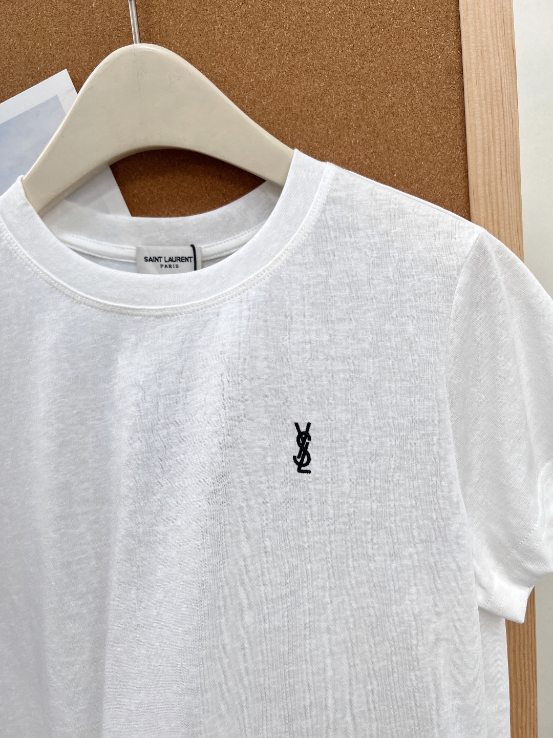 🆕YSL26SS新款极简小标刺绣正肩短袖T恤✨高级感拉满的日常刚需款，极简党闭眼入！精致小巧的YSL字母