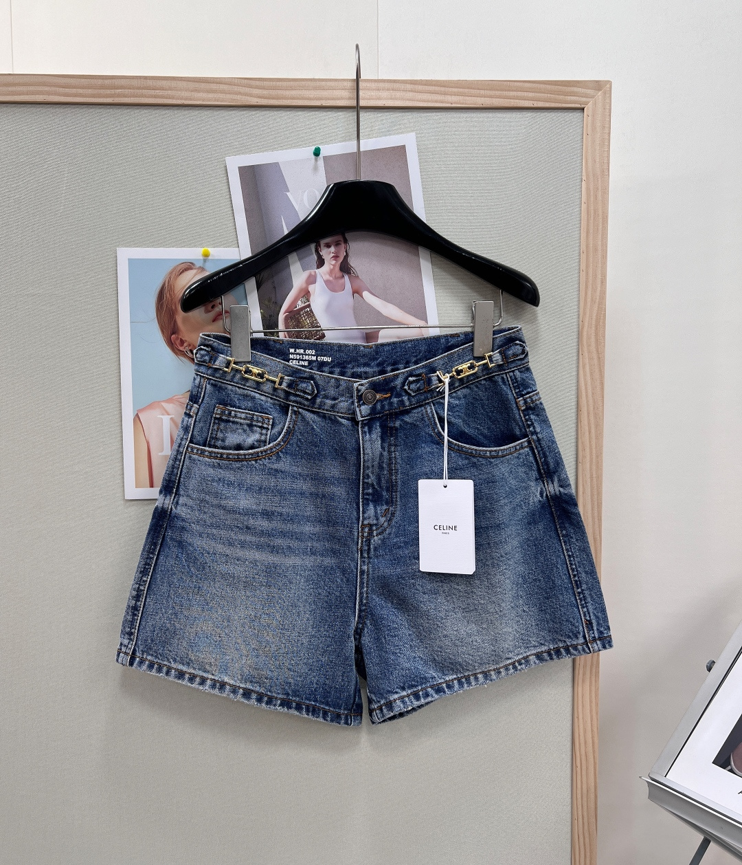 NO:841327,CELINE's new hardware chain shorts are made of classic retro washed denim fabric. The aged and whitened effect is natural and soft, with a retro atmosphere, restoring the classic texture of denim items. The iconic golden Arc de Triomphe chain buckles are added to both sides of the waist, which is the most recognizable design of these shorts. It replaces the traditional belt loops and has a noble and retro brand style. High waist A  The wide-leg version can raise the waistline and optimize the waist-to-hip ratio. The slightly wide tailoring of the trouser legs is very tolerant of the thigh lines and will not make the hips appear wider. At the same time, it can create a neat right-angle leg effect. It is a very popular model for hot girls to cover up the flesh. It has three standards and is available in large quantities!  Size sml,,celine,shorts,19860909CELINE新款五金链条短裤,采用经典的复古水洗牛仔面料,做旧磨白的效果自然柔和,自带复古氛围感,还原了牛仔单品的经典质感,腰头两侧加入了标志性的金色凯旋门链条扣,是这条短裤最有辨识度的设计,替代了传统皮带袢,自带贵气又复古的品牌风格,高腰 A 字阔腿版型,能拉高腰线、优化腰臀比例,裤腿微阔的剪裁对大腿线条包容性很好,不会显胯宽,同时又能打造利落的直角腿效果,是很火的辣妹遮肉款,三标齐全,大货出！ 尺码sml,,celine,shorts,,Women's clothing