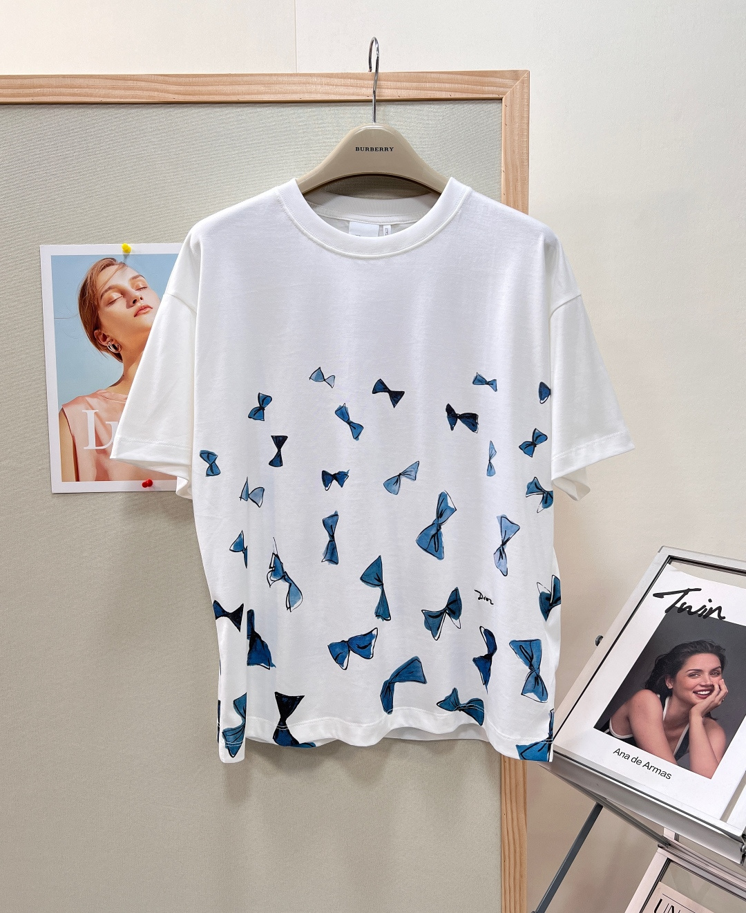 NO:842160,Dior26SS new spring and summer blue bow printed short-sleeved T-shirt, a sweet and elegant item that unlocks the gentle girly feeling in spring and summer. Dior's new bow series T-shirt, simple white background meets smart blue bow, French elegance and playfulness perfectly collide.  High-count, skin-friendly pure cotton fabric, soft, breathable, draped and comfortable, suitable for daily wear without any sense of restraint, suitable for changing seasons. The classic and neat round neck design fits the neck line without picking up the face shape; the loose dropped shoulder version accommodates various body shapes, hides the body and looks slim, lazy and casual. The scattered hand-painted blue bow print is light and flexible in layers, simple and not exaggerated, with high-level recognition, low-key and refined.  Full marks for outfit adaptability, refreshing and casual when worn alone, rich in layering when worn inside; it can be worn with jeans for casual everyday use, or with skirts, which are gentle and sweet, and can be easily used for commuting, dating, and going out on the street. It is a versatile and unmistakable style in the spring and summer wardrobe. Complete with three standards, large quantities of goods!  Size sml,,dior,skirts,jeans,T-shirt,tees,t-shirt,19860909Dior26SS新款春夏蓝色蝴蝶结印花短袖T恤,甜雅氛围感单品 解锁春夏温柔少女感Dior新款蝴蝶结系列T恤,简约白底色邂逅灵动蓝调蝴蝶结,法式优雅与俏皮感完美碰撞. 高支亲肤纯棉面料,柔软透气、垂坠舒适,日常久穿无束缚感,适配换季穿搭.经典利落圆领设计,贴合颈部线条不挑脸型；宽松落肩版型,包容各种身形,藏肉显瘦,慵懒随性. 错落散落的手绘风蓝色蝴蝶结印花,层次轻盈灵动,简约不浮夸,自带高级辨识度,低调又精致. 穿搭适配度满分,单穿清爽随性,内搭叠穿层次丰富；搭配牛仔裤休闲日常,搭配半裙温柔甜美,通勤、约会、出街轻松驾驭,是春夏衣柜里百搭不出错的气质款.三标齐全,大货出！ 尺码sml,,dior,skirts,jeans,T-shirt,tees，t-shirt,,Women's clothing