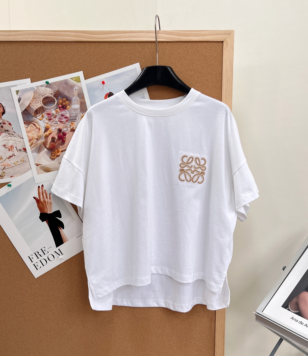 NO:842170,LOEWE Paula’s ibiza island series classic Anagram embroidered short-sleeved T-shirt. From LOEWE’s iconic Paula’s ibiza island series, the brand’s classic Anagram logo is presented with exquisite embroidery technology. The golden stitches bloom on the black/white fabric with a low-key luster, giving it a lazy and relaxed holiday atmosphere. High-count pure cotton fabrics are selected, soft and skin-friendly, with excellent drape, and the upper body is breathable and does not make you sweaty.  Simple round neck + slightly loose straight fit, not picky on body shape, comfortable and unrestricted for daily wear. The Anagram logo is exquisitely embroidered on the chest, low-key highlighting the brand texture, and can be easily adapted to a variety of wearing scenarios. The embroidered Anagram logo embellished on the chest balances brand recognition and low-key relaxation, making it easy to adapt to a variety of dressing styles. It can be worn alone or layered. It is a versatile and evergreen style in the wardrobe.  Limited to spring and summer, it is inspired by the hippie style of the 1970s and the relaxed feeling of the island. Pair it with denim shorts or a straw bag to easily get a summer atmosphere. A high-end item that has both a vacation feel and practical wear, it can be easily controlled whether it is daily commuting or light vacation travel. Fresh color combinations to play with summer colors. Complete three standards, two colors are available!  Size sml,,loewe,espadrilles,shorts,T-shirt,tees,t-shirt,19860909LOEWE Paula‘s ibiza海岛系列经典Anagram刺绣短袖T恤 来自LOEWE标志性的Paula’s ibiza海岛系列,将品牌经典的Anagram标识以精致刺绣工艺呈现,金色线迹在黑/白两色面料上绽放低调光泽,自带慵懒松弛的度假氛围 甄选高支纯棉面料,触感柔软亲肤,垂坠感绝佳,上身透气不闷汗 简约圆领+微宽松直筒版型,不挑身形,日常穿着舒适无束缚 胸口精致刺绣Anagram标识,低调彰显品牌质感,轻松适配多种穿搭场景 胸口点缀的刺绣Anagram标识,平衡了品牌辨识度与低调松弛感,轻松适配多种穿搭风格,单穿叠搭都很出彩,是衣橱里的百搭常青款. 春夏限定,灵感来自70年代嬉皮风和海岛松弛感,搭配牛仔短裤或草编包,轻松get夏日氛围感穿搭. 一件兼具度假感与实穿性的高级单品,无论是日常通勤还是轻度假出行都能轻松驾驭.清新色彩搭配 玩转夏日色彩三标齐全,两色出！ 尺码sml,,loewe,espadrilles,shorts,T-shirt,tees，t-shirt,,Women's clothing