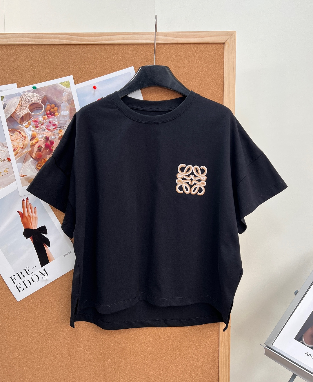 NO:842180,LOEWE Paula’s ibiza island series classic Anagram embroidered short-sleeved T-shirt. From LOEWE’s iconic Paula’s ibiza island series, the brand’s classic Anagram logo is presented with exquisite embroidery technology. The golden stitches bloom on the black/white fabric with a low-key luster, giving it a lazy and relaxed holiday atmosphere. High-count pure cotton fabrics are selected, soft and skin-friendly, with excellent drape, and the upper body is breathable and does not make you sweaty.  Simple round neck + slightly loose straight fit, not picky on body shape, comfortable and unrestricted for daily wear. The Anagram logo is exquisitely embroidered on the chest, low-key highlighting the brand texture, and can be easily adapted to a variety of wearing scenarios. The embroidered Anagram logo embellished on the chest balances brand recognition and low-key relaxation, making it easy to adapt to a variety of dressing styles. It can be worn alone or layered. It is a versatile and evergreen style in the wardrobe.  Limited to spring and summer, it is inspired by the hippie style of the 1970s and the relaxed feeling of the island. Pair it with denim shorts or a straw bag to easily get a summer atmosphere. A high-end item that has both a vacation feel and practical wear, it can be easily controlled whether it is daily commuting or light vacation travel. Fresh color combinations to play with summer colors. Complete three standards, two colors are available!  Size sml,,loewe,espadrilles,shorts,T-shirt,tees,t-shirt,19860909LOEWE Paula‘s ibiza海岛系列经典Anagram刺绣短袖T恤 来自LOEWE标志性的Paula’s ibiza海岛系列,将品牌经典的Anagram标识以精致刺绣工艺呈现,金色线迹在黑/白两色面料上绽放低调光泽,自带慵懒松弛的度假氛围 甄选高支纯棉面料,触感柔软亲肤,垂坠感绝佳,上身透气不闷汗 简约圆领+微宽松直筒版型,不挑身形,日常穿着舒适无束缚 胸口精致刺绣Anagram标识,低调彰显品牌质感,轻松适配多种穿搭场景 胸口点缀的刺绣Anagram标识,平衡了品牌辨识度与低调松弛感,轻松适配多种穿搭风格,单穿叠搭都很出彩,是衣橱里的百搭常青款. 春夏限定,灵感来自70年代嬉皮风和海岛松弛感,搭配牛仔短裤或草编包,轻松get夏日氛围感穿搭. 一件兼具度假感与实穿性的高级单品,无论是日常通勤还是轻度假出行都能轻松驾驭.清新色彩搭配 玩转夏日色彩三标齐全,两色出！ 尺码sml,,loewe,espadrilles,shorts,T-shirt,tees，t-shirt,,Women's clothing