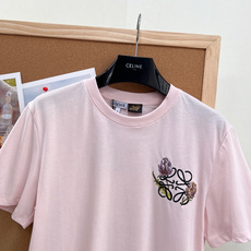 🆕Loewe Paula’s Ibiza系列刺绣短袖T恤|温柔轻奢度假感。自带松弛氛围感的Loewe夏日 🆕Loewe Paula’s Ibiza系列刺绣短袖T恤|温柔轻奢度假感。自带松弛氛围感的Loewe夏日