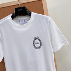 🆕Dior 2026春夏蝴蝶结椭圆徽标刺绣T恤|极简轻奢氛围感, 高级感基础款天花板✨Dior新款简约白 🆕Dior 2026春夏蝴蝶结椭圆徽标刺绣T恤|极简轻奢氛围感, 高级感基础款天花板✨Dior新款简约白