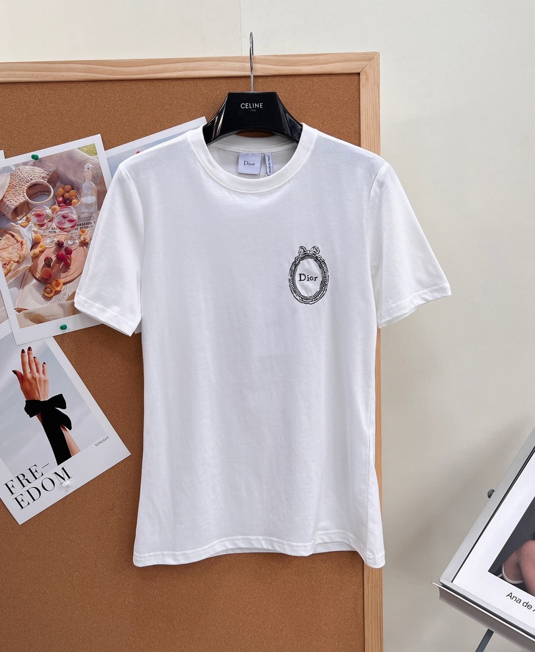 NO:842140,Dior 2026 Spring and Summer Bow Oval Logo Embroidered T-Shirt｜Minimalist and light luxury atmosphere, high-end basic style ceiling Dior's new simple white T-shirt, full of low-key and exquisite French light luxury, perfect for daily wear. Selected high-count pure cotton fabric, soft and skin-friendly, breathable and sweat-wicking, refreshing and not stuffy for long-term wear in summer, delicate and smooth touch. Clean and pure white background, simple and elegant, showing great temperament.  Exquisite black oval logo + bow embroidery on the chest, retro palace pattern and brand logo, high-end details, low-key and hidden recognition, exquisite and not exaggerated. The classic round neck fits the neck line and modifies the face shape; it is fitted and slim cut, neat and not tight, optimizing the body lines, making you look slim and stylish.  The outfit is highly adaptable. It can be casually matched with denim items or gentle and luxurious with skirts. It can be easily used for commuting, dating, and daily outings. The minimalist design is suitable for various styles. It is an all-purpose and versatile item that can be kept in the summer wardrobe. Complete with three standards, great products!  Size sml,,dior,skirts,tees,t-shirt,19860909Dior 2026春夏蝴蝶结椭圆徽标刺绣T恤｜极简轻奢氛围感, 高级感基础款天花板Dior新款简约白T,把低调精致的法式轻奢感拉满,日常百搭不出错. 甄选高支纯棉面料,软糯亲肤,透气排汗,夏日久穿清爽不闷,触感细腻顺滑.干净利落的纯白底色,简约大气,巨显气质. 胸口精致黑色椭圆徽标+蝴蝶结刺绣,复古宫廷纹样搭配品牌标识,细节高级,低调暗藏辨识度,精致不浮夸.经典圆领贴合颈部线条,修饰脸型；合身修身剪裁,利落不紧绷,优化身形线条,显瘦又有型. 穿搭可塑性超强,搭配牛仔单品休闲随性,搭配裙装温柔轻奢,通勤、约会、日常出街轻松驾驭.极简设计适配各种风格,是夏季衣柜里闭眼入的万能百搭单品.三标齐全,大货出！ 尺码sml,,dior,skirts,tees，t-shirt,,Women's clothing