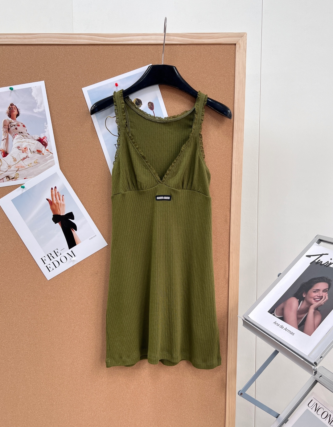 NO:842159,MIUMIU letter olive green suspender dress has a retro sweet and spicy ceiling, directly welding the French retro hottie style to the body. It has a low saturation olive green tone, with a high-end matte feel. It looks white without being picky, and yellow-skinned sisters can close their eyes and rush without stepping on the thunder!  The selected pitted jacquard knitted fabric is soft, skin-friendly and breathable. It can be worn close to the body without any restraint. The slim cut outlines the waist-to-hip ratio in one second, and the spiciness is directly maximized. The V-neck lace fungus-edged shoulder straps are full of pure desire, and the iconic Miu Miu letter logo on the chest makes the details ecstatic!  She looks like a retro hot girl when worn alone every day. She looks great when paired with a denim jacket, a knitted cardigan, or a baseball uniform. There is no pressure to switch between sweet and cool, and she will turn heads when going out. The V-neck lace fungus-edged shoulder straps outline the delicate collarbone, and she is full of pure lust. The iconic Miu Miu letter logo on the chest highlights the brand style in every detail. In the name of a girl, she interprets retro sweetness, injecting unlimited personality and attitude into the outfit.  With a touch of retro olive green as the base color, it has a lazy and relaxed French atmosphere, and the slim suspender skirt perfectly displays the female line. It is not deliberate and unobtrusive, but it has its own fatal attraction. Whether worn alone to create a pure hot girl look, or paired with a denim jacket or knitted cardigan to create a casual style, it can be easily adapted. Complete with three standards, large quantities!  Sizes sml,,miumiu,skirts,jackets & coats,19860909MIUMIU 字母橄榄绿吊带连衣裙 复古甜辣天花板,直接把法式复古辣妹风焊在身上了 低饱和橄榄绿调,自带高级雾面感,巨显白不挑皮,黄皮姐妹闭眼冲都不踩雷！ 甄选坑纹提花针织面料,软糯亲肤还透气,贴身穿零束缚,修身剪裁一秒勾勒腰臀比,辣度直接拉满； V领蕾丝木耳边肩带,纯欲感拉满,胸前标志性Miu Miu字母标,细节控狂喜！ 日常单穿就是复古辣妹,搭牛仔外套、针织开衫、棒球服都超绝,甜酷切换无压力,出街回头率爆表 V领蕾丝木耳边肩带,勾勒精致锁骨,纯欲感拉满；胸前标志性Miu Miu字母标,细节处彰显品牌格调； 以少女之名,演绎复古甜辣,为穿搭注入无限个性与态度. 以一抹复古橄榄绿为底色,自带慵懒松弛的法式氛围,修身的吊带裙型,将女性的线条感完美展现,不刻意、不张扬,却自带致命吸引力. 无论是单穿打造纯欲辣妹造型,还是搭配牛仔外套、针织开衫打造休闲风,它都能轻松适配.三标齐全,大货出！ 尺码sml,,miumiu,skirts,jackets & coats,,Women's clothing