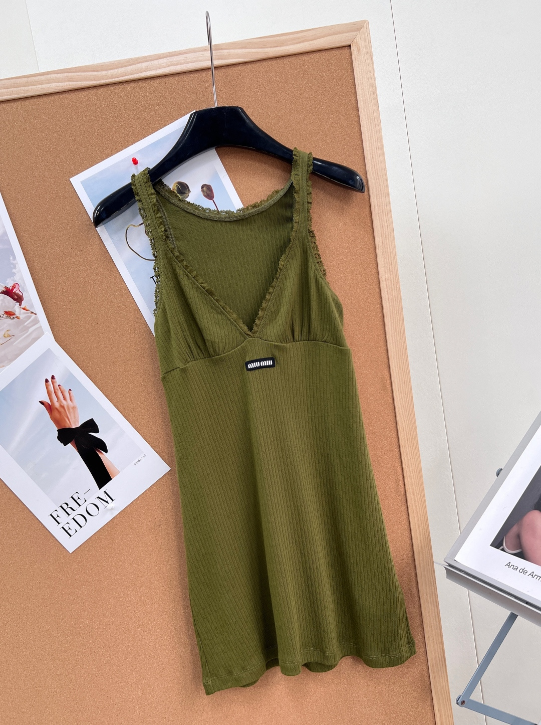 🆕MIUMIU 字母橄榄绿吊带连衣裙🌿复古甜辣天花板，直接把法式复古辣妹风焊在身上了✨低饱和橄榄绿调，自