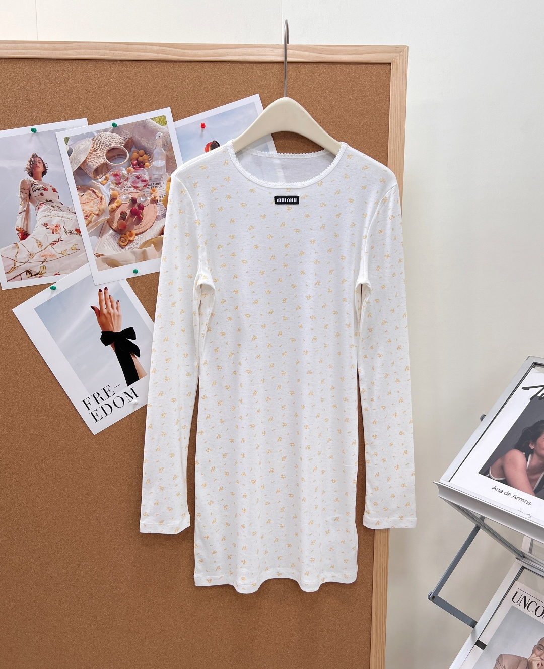 NO:842860,Miu Miu 26 spring and summer floral long-sleeved dress has a gentle touch of gold and has a girly atmosphere. It is made of light and breathable knitted fabrics, soft and delicate, skin-friendly, and elastic and not tight. Delicate rice gold small floral all-over printing design, low-key and refined without being exaggerated. Round neck with simple brand logo, simple and noble. Slim-fitting straight short version, outlines slender figure, slimming and proportional.  The long-sleeved design combines gentleness and practicality, and is suitable for daily commuting, dating and outings. The milky white background + fine floral flowers are full of pure desire. It is the first choice for spring atmosphere. It has three standards and is available in large quantities!  Sizesml,,miumiu,skirts,19860909Miu Miu 26春夏碎花长袖连衣裙温柔千金风拿捏,自带少女氛围感 甄选轻薄透气针织面料,软糯细腻亲肤,弹力贴身不紧绷 细腻米金色小碎花满印设计,低调精致不浮夸 圆领搭配简约品牌标,简约又显贵 修身直筒短款版型,勾勒纤细身形,显瘦显比例 长袖设计兼顾温柔与实用性,日常通勤、约会出游都适配 奶白底色+细碎碎花,纯欲感拉满,春日氛围感穿搭首选,三标齐全,大货出！ 尺码sml,,miumiu,skirts,,Women's clothing