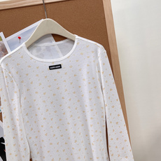 🆕Miu Miu 26新款字母贴片碎花圆领长袖上衣🌼 纯欲温柔千金感,春夏刚需百搭款奶白基底铺满细碎淡黄 🆕Miu Miu 26新款字母贴片碎花圆领长袖上衣🌼 纯欲温柔千金感,春夏刚需百搭款奶白基底铺满细碎淡黄