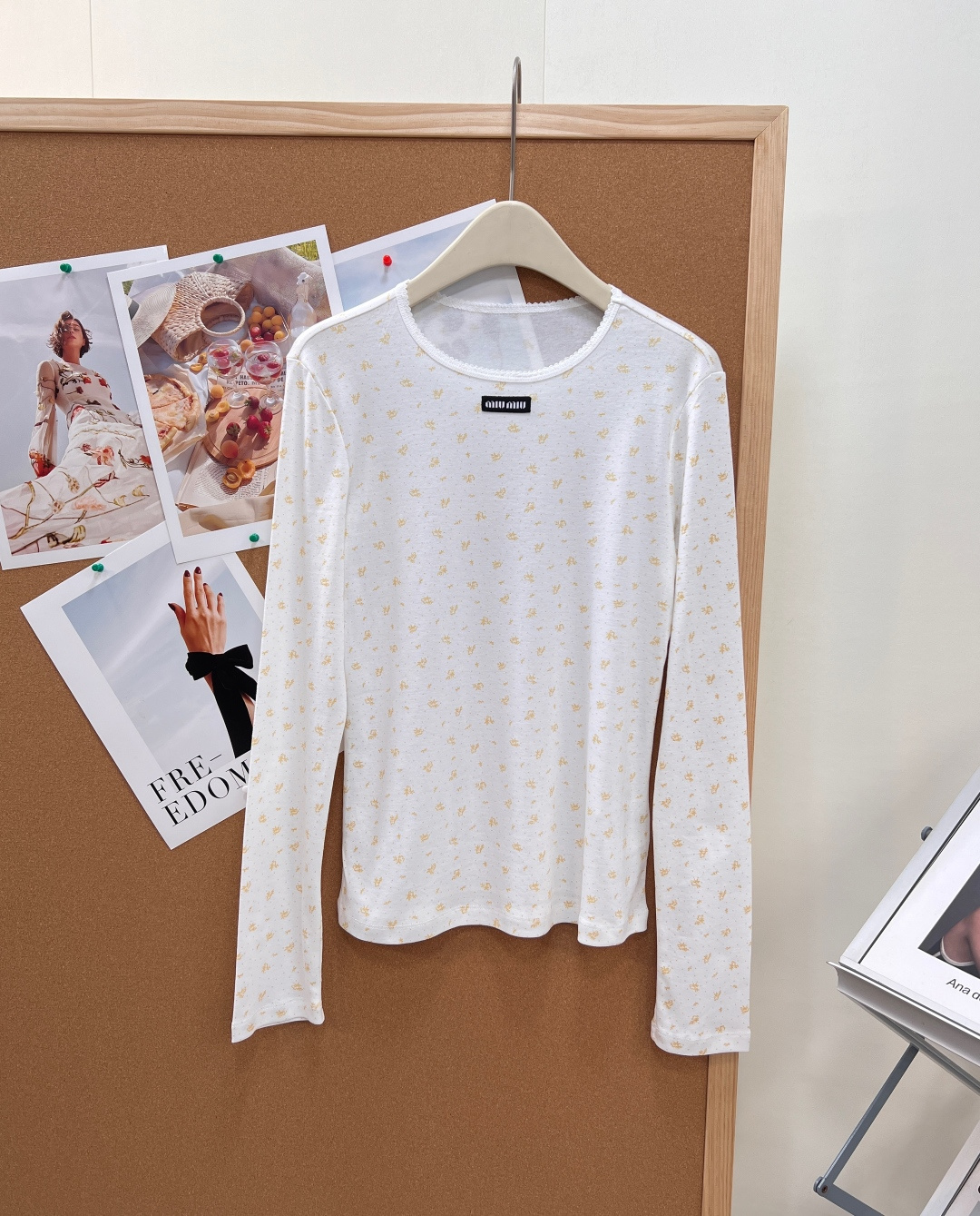 NO:842868,Miu Miu 26 new letter patch floral round neck long-sleeved top. Pure and gentle, a must-have versatile style for spring and summer. The milky white base is covered with finely chopped light yellow flowers, fresh and noble, low-key and unobtrusive. The light and breathable knitted fabric is selected, soft and delicate, elastic and close-fitting. It is breathable and not sweaty, light and burdenless, suitable for both summer wear and spring and autumn inner wear.  Simple round neck + exquisite brand woven label, outlines the neck line, everyday and high-end. Slim-fitting and slightly short version, neat and proportional, looks great with skirts/jeans. It has a girly atmosphere, and is a gentle style suitable for commuting, dating, and traveling!  Complete three standards, series released!  Size sml,,miumiu,skirts,jeans,19860909Miu Miu 26新款字母贴片碎花圆领长袖上衣 纯欲温柔千金感,春夏刚需百搭款 奶白基底铺满细碎淡黄色小花,清新又显贵,低调不张扬 甄选轻薄透气针织面料,软糯细腻、弹力贴身 透气不闷汗,轻盈无负担,夏天单穿、春秋内搭都适配 简约圆领+精致品牌织标,勾勒脖颈线条,日常又高级 修身微短版型,利落显比例,搭半裙/牛仔裤都很出片 少女氛围感拉满,通勤、约会、出游都适配的温柔款！三标齐全,系列出！ 尺码sml,,miumiu,skirts,jeans,,Women's clothing
