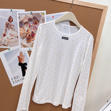🆕Miu Miu 26新款字母贴片碎花圆领长袖上衣🌼 纯欲温柔千金感,春夏刚需百搭款奶白基底铺满细碎淡黄 🆕Miu Miu 26新款字母贴片碎花圆领长袖上衣🌼 纯欲温柔千金感,春夏刚需百搭款奶白基底铺满细碎淡黄