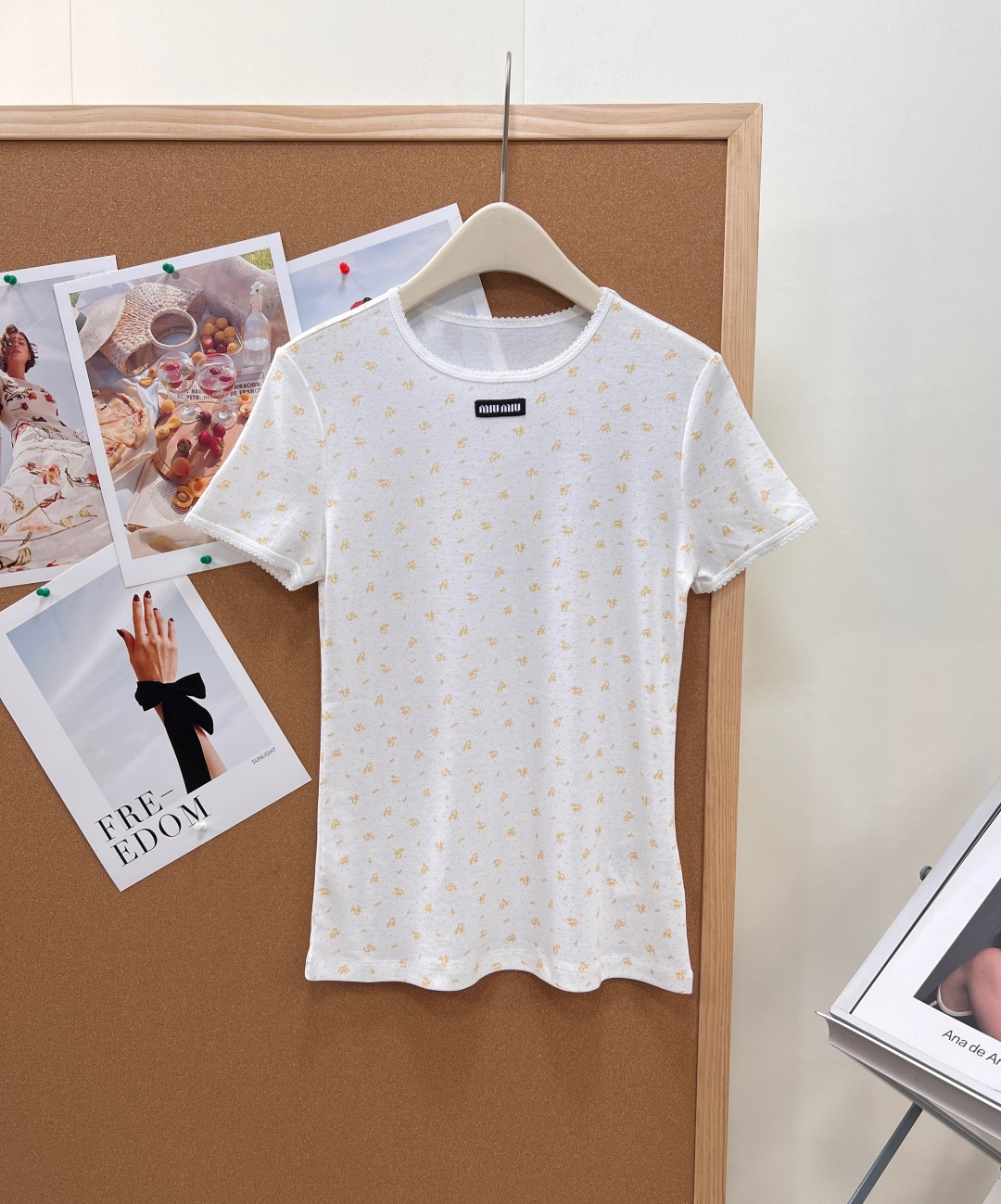 NO:842880,Miu Miu 26 new spring and summer new letter patch floral round neck short sleeves. Sweet girl style natal top, a must-have for summer atmosphere. Creamy white background with gentle light yellow fine flowers, fresh and elegant, low-key and elegant. Made of light and breathable knitted fabric, soft and skin-friendly, elastic fit to the body. Breathable and not stuffy, light and burdenless, refreshing and comfortable to wear alone in midsummer. Exquisite round neck + wavy lace cuffs, full of details, gently modify the neck line  The slim fit version makes you look slimmer and neater. It is suitable for daily commuting, dating, and travel. It can be worn alone or layered with it. It is versatile and does not have to be chosen, and it is easy to achieve a pure girly look!  All three standards are complete, and the goods will be shipped in large quantities!  Size sml,,miumiu,T-shirt,19860909Miu Miu 26春夏新款字母贴片碎花圆领短袖 甜妹千金风本命上衣,夏日氛围感必备 奶白底色搭配温柔淡黄色细碎小花,清新雅致,低调显贵气 采用轻薄透气针织面料,软糯亲肤,弹力贴合身形 透气不闷汗,轻盈无负担,盛夏单穿清爽舒适 精致小圆领+波浪花边袖口,细节拉满,温柔修饰脖颈线条 修身合身版型,显瘦显利落,日常通勤、约会、出游都适配 可单穿可内搭,百搭不挑穿搭,轻松拿捏纯欲少女感！三标齐全,大货出！ 尺码sml,,miumiu,T-shirt,,Women's clothing