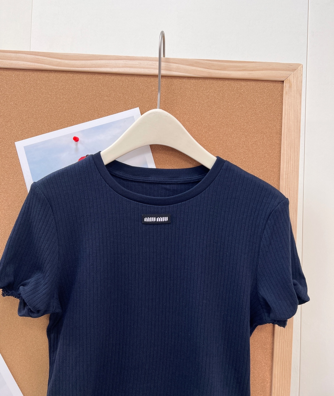 🆕Miu Miu 26夏季新款字母贴片针织蕾丝圆领短袖✨温柔韩系纯欲风，夏日氛围感刚需上衣温柔奶杏色竖坑