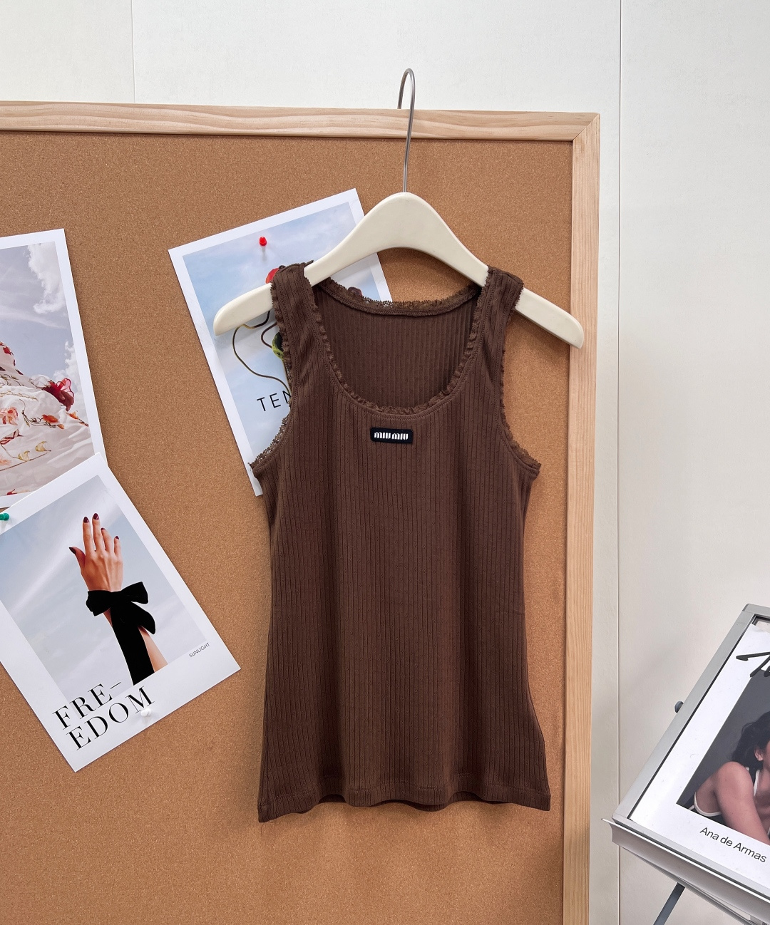 NO:842918,MiuMiu 26 new spring and summer coffee-colored lace knitted vest is a piece with a Maillard atmosphere, which is gentle and noble. Selected high-elastic vertical pit strip knitted fabric, soft, skin-friendly and breathable, refreshing and not stuffy to wear in spring and summer. The neckline and shoulder straps are surrounded by exquisite heavy lace, which is delicate and luxurious, with a French sense of pure desire. Simple U-neck version, modify the neck line, elongate the shoulder-neck ratio  Fitted with a slightly loose fit, it easily hides the belly, and is tolerant to your figure. The brand woven label details on the chest are low-key and highlight the high-end texture. The sleeveless design is neat and refreshing, and can be worn alone or as an inner layer. It is suitable for jeans, skirts, and suit jackets. It can be easily retro and fashionable for daily commuting, dates and outings. The girl with a sense of atmosphere can close her eyes and enter. It has three standards and three colors!  Size sml,,miumiu,skirts,jeans,jackets & coats,business suit,19860909MiuMiu 26春夏新款咖啡色蕾丝花边针织背心美拉德氛围感封神单品,温柔又显贵气 精选高弹竖坑条针织面料,软糯亲肤透气,春夏穿着清爽不闷 领口&肩带环绕精致重工蕾丝花边,细腻轻奢,自带法式纯欲感 简约U领版型,修饰脖颈线条,拉长肩颈比例 合身微宽松剪裁,轻松藏肉遮肚,不挑身材包容性强 胸前品牌织标细节,低调彰显高级质感 无袖设计利落清爽,单穿/内搭皆可 适配牛仔裤、半身裙、西装外套,日常通勤、约会出游轻松拿捏复古时髦感,氛围感女孩闭眼入,三标齐全,三色出！ 尺码sml,,miumiu,skirts,jeans,jackets & coats,business suit,,Women's clothing