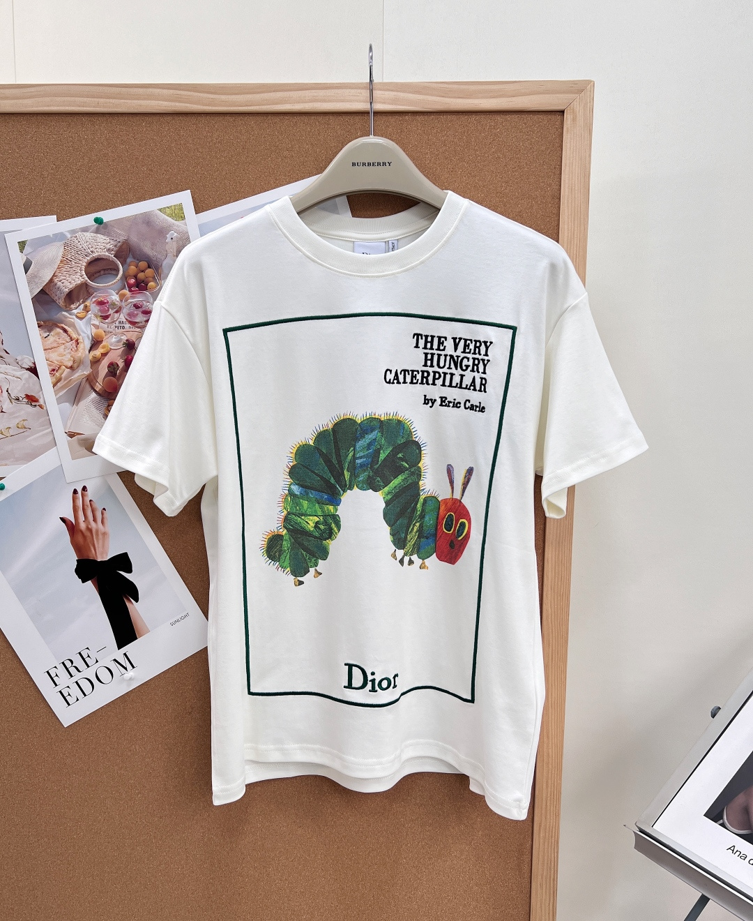 NO:843717,Dior's new Hungry Caterpillar co-branded childlike printed short-sleeved T-shirt unlocks and heals the sense of childlike fun, and the American retro atmosphere directly attracts Dior  High-count combed pure cotton fabric is selected, which has a delicate and soft touch, is breathable and sweat-absorbent without stuffing the skin, and is not prone to deformation and pilling after long-term wear. The loose and slightly wide version, with neat round neck tailoring, is extremely tolerant to various body shapes. The upper body is relaxed and casual, free and unconstrained, making it comfortable and durable for daily wear.  The front is a replica of the original Hungry Caterpillar color print from the picture book. The colors are vivid and full, and the ink is high-definition and does not fade. The square frame is embellished with English slogans, and the retro American design is full of sense. It is childlike and cute but also hides the recognition of light luxury. It is low-key and not exaggerated, and the details are exquisite and advanced.  The milky white background color is gentle and clean, with a relaxed atmosphere, suitable for many styles of wear; it is casual and fashionable when paired with jeans, overalls, and skirts, and is suitable for daily commuting, casual outings, dates, and vacations. It is simple but not monotonous, and can easily create a casual and lazy trendy outfit. If you like the childlike retro style, close your eyes!  All three standards are complete, and the goods will be shipped in large quantities!  Size sml,,dior,skirts,jeans,T-shirt,tees,t-shirt,19860909Dior新款饥饿的毛毛虫联名童趣印花短袖T恤,解锁治愈童趣感,美式复古氛围感直接拉满 Dior ×《好饿的毛毛虫》艺术家联名款,经典绘本IP加持,可爱又自带高级艺术调性,减龄不幼稚,男女都能轻松驾驭～ 甄选高支精梳纯棉面料,触感细腻软糯,透气吸汗不闷肤,久穿不易变形起球；宽松微阔版型,利落圆领剪裁,对各种身形包容性超强,上身松弛随性,自在无束缚,日常穿舒服又耐看. 正面复刻绘本原版饥饿毛毛虫彩色印花,色彩鲜活饱满,油墨高清不掉色；方框英文标语点缀,复古美式设计感十足,童趣可爱又暗藏轻奢辨识度,低调不浮夸,细节精致高级. 奶白底色温柔干净,自带松弛氛围感,适配超多穿搭风格；搭配牛仔裤、工装裤、半身裙随性时髦,日常通勤、休闲出街、约会、度假都适配,简约不单调,轻松打造随性慵懒的潮流穿搭,喜欢童趣复古风闭眼入！三标齐全,大货出！ 尺码sml,,dior,skirts,jeans,T-shirt,tees，t-shirt,,Women's clothing