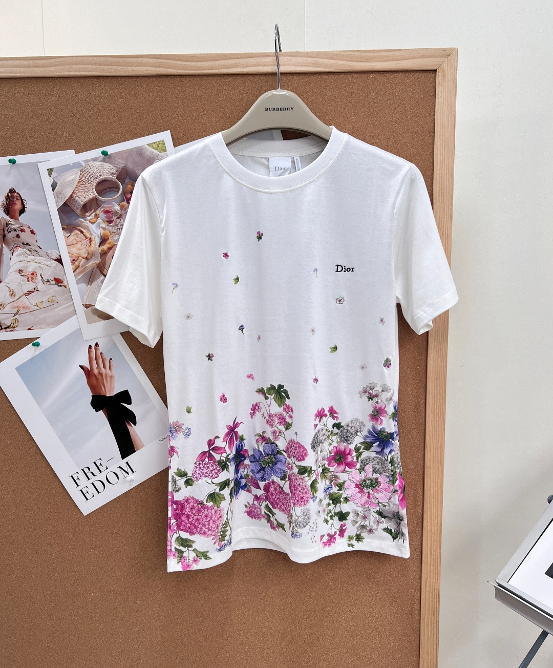 NO:843728,Dior's new garden series flower-printed short-sleeved T-shirt puts spring romance on the body, and the gentle atmosphere directly fills the air. Dior's fairy-popular garden series this season, the exquisite floral prints bring French elegance, daily gentleness and nobility, simple and high-end without being picky, a must-have item for the spring and summer atmosphere!  Select high-count breathable combed cotton, which is delicate and soft, light and skin-friendly on the upper body, absorbs sweat and is breathable without being stuffy, anti-wrinkle and easy to take care of; it has a straight shoulder fit and a slightly loose version, neat tailoring, tolerant of various body shapes, the upper body looks thin but not tight, lazy and casual yet elegant. Romantic and refined  The light and luxurious hem is full of colorful flower prints, with rich layers of hydrangea, iris, and multi-color flowers. The colors are vivid and delicate, restoring the exquisite hand-painted texture of the original; the body is scattered with tiny flowers, which is smart and romantic; the left chest is simply embroidered with Dior letters, the lines are neat and low-key, exquisite and unobtrusive, and the high-end hidden details are versatile.  The atmosphere is clean, the milky white background is gentle and versatile, and it has a fresh spring atmosphere; worn alone, it is elegant and gentle, and paired with jeans, skirts, and suit pants to create a full atmosphere; layered with suits and sun protection shirts, it is also great, suitable for commuting, dating, vacations, and daily outings. It is easy to grasp the French elegance and relaxation, gentle girls can close their eyes and enter ~ Complete three standards, great product!  Size sml,,dior,skirts,jeans,T-shirt,tees,t-shirt,business suit,19860909Dior新款花园系列繁花印花短袖T恤把春日浪漫穿在身上,温柔氛围感直接拉满 Dior本季仙气爆款花园系列,精致花卉印花自带法式优雅感,日常温柔显贵,简约高级不挑人,春夏氛围感刚需单品！ 甄选高支透气精梳棉,细腻软糯、上身轻盈亲肤,吸汗透气不闷汗,抗皱好打理；正肩合身微宽松版型,剪裁利落,包容各种身形,上身显瘦不紧绷,慵懒随性又显气质. 浪漫精致 轻奢高级下摆满幅彩色繁花印花,绣球、鸢尾、多色花卉层次丰富,色彩鲜活细腻,还原原版精致手绘质感；衣身散落细碎小花点缀,灵动又浪漫；左胸简约Dior字母刺绣,走线工整低调,精致不张扬,高级感暗藏细节. 百搭万能 氛围感神器干净,奶白底色温柔百搭,自带春日清新气息；单穿优雅温柔,搭配牛仔裤、半裙、西装裤氛围感拉满；叠穿西装、防晒衫也超出彩,通勤、约会、度假、日常出街都适配,轻松拿捏法式优雅松弛感,温柔系女生闭眼入～三标齐全,大货出！ 尺码sml,,dior,skirts,jeans,T-shirt,tees，t-shirt,business suit,,Women's clothing