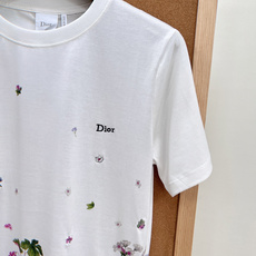 🆕Dior新款花园系列繁花印花短袖T恤🌷把春日浪漫穿在身上,温柔氛围感直接拉满Dior本季仙气爆款花园系 🆕Dior新款花园系列繁花印花短袖T恤🌷把春日浪漫穿在身上,温柔氛围感直接拉满Dior本季仙气爆款花园系