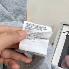 🆕 MIUMIU 经典款贴布绣纯色简约短袖T恤经典中的经典简约高辨识度 复古时髦又百搭 显得特别高级显白 🆕 MIUMIU 经典款贴布绣纯色简约短袖T恤经典中的经典简约高辨识度 复古时髦又百搭 显得特别高级显白