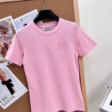 🆕 MIUMIU 经典款贴布绣纯色简约短袖T恤经典中的经典简约高辨识度 复古时髦又百搭 显得特别高级显白 🆕 MIUMIU 经典款贴布绣纯色简约短袖T恤经典中的经典简约高辨识度 复古时髦又百搭 显得特别高级显白