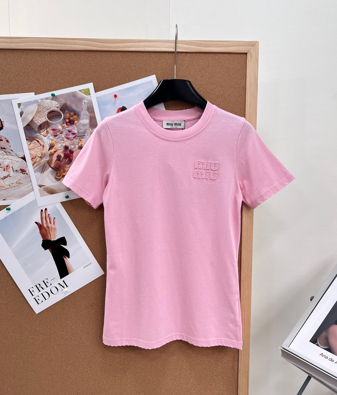 NO:843703,MIUMIU classic appliqué embroidered solid color simple short-sleeved T-shirt. Classic among classics, simple and highly recognizable. Retro, fashionable and versatile. Looks particularly high-end and white. Different patches with logo letter design. Not too fancy design, simple and interesting. Not flashy, simplicity is king. There are infinite possibilities for matching. Exquisite 'Miu Miu' three-dimensional letter embroidery, low-key and highlighting the brand style, complete control of details ~ Cotton, carefully selected fabrics, 100% cotton T-shirt  It feels soft to the touch, relatively light and thin, comfortable and refreshing to wear, has good breathability, is simple and clean, Miu Miu really understands the hearts of girls, and has three standards and three colors!  Size sml,,miumiu,T-shirt,tees,t-shirt,19860909MIUMIU 经典款贴布绣纯色简约短袖T恤 经典中的经典简约高辨识度 复古时髦又百搭 显得特别高级显白 logo字母设计的别样贴饰 没有过多花哨设计 ,简约趣味 不会显花哨 ,简约为王 搭配上更加有无限的可能性 精致的“Miu Miu”立体字母刺绣,低调又彰显品牌格调,细节控完全沦陷～ 棉,精心挑选的面料,全棉的T恤 手感是柔软的那种 比较轻薄,穿着舒适清爽 透气性良好 简单干净 ,缪缪真的太懂少女心了三标,三色出！ 尺码sml,,miumiu,T-shirt,tees，t-shirt,,Women's clothing
