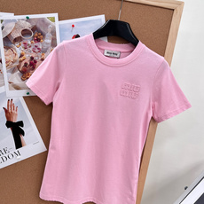 🆕 MIUMIU 经典款贴布绣纯色简约短袖T恤经典中的经典简约高辨识度 复古时髦又百搭 显得特别高级显白 🆕 MIUMIU 经典款贴布绣纯色简约短袖T恤经典中的经典简约高辨识度 复古时髦又百搭 显得特别高级显白
