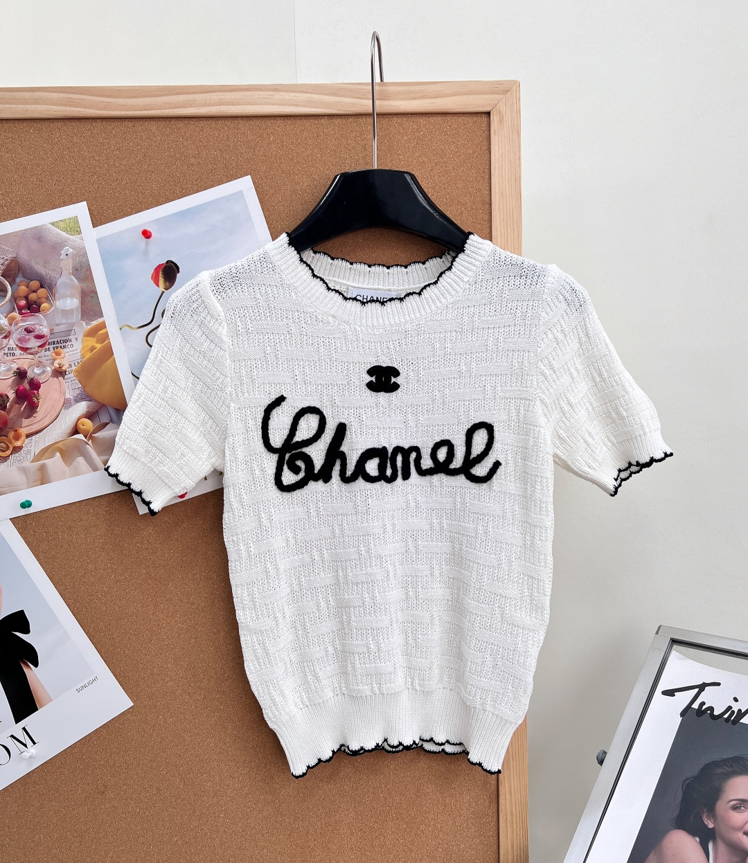 NO:844365,CHANEL's new Xiaoxiang three-dimensional letter embroidered round-neck short sleeve | A classic and timeless elegant item, - The handwritten 'Chanel' letters on the chest are made of toothbrush embroidery/towel embroidery technology. The thread is full and three-dimensional, with a suede texture to the touch. It shows a delicate luster under the light and is more advanced than ordinary flat embroidery. - The classic double C logo on the chest echoes the letter embroidery. It is low-key and conceals brand recognition, not exaggerated but noble enough. -  Textured knitted fabric | Breathability and texture coexist. Customized textured knitted yarn is used to weave a delicate dark texture. It is not a thin plain fabric, but has a retro texture. The fabric is breathable and not sweaty, and can stay fresh even when worn at 35°C. It is skin-friendly and does not stick to the body, and can be worn by sensitive skin. - Contrast lace details | Full of sweet and cool atmosphere  The neckline, cuffs and hem are designed with contrasting wavy lace. The black and white models are paired with black/white contrasting edges, breaking the monotony of solid colors. It brings the playfulness and agility of a French girl. The details are exquisite, and it is eye-catching without the need for additional jewelry. - Fitted H-shaped version | Versatile and not picky about the body shape  The classic round neck design modifies the neck line, and the slightly loose H-shaped cut can hide the fat on the waist and abdomen without looking sluggish. The shoulder design optimizes the head-to-shoulder ratio, making it look slimmer and more elegant, and can be easily controlled by both small and fat girls. - The milky white model is gentle and clean, and comes with a soft light filter. It can be paired with dark bottoms to show off your temperament. It is the first choice for summer wear. -  The classic black model is slim and versatile, with a high-end cool tone. Pair it with bright accessories to instantly brighten up your look. It is a must-have for sweet and cool girls. This short-sleeved style perfectly balances the brand’s classic elements with daily practicality. It can easily stand out whether worn alone or as an inner layer. It is an “evergreen” item that can be worn in the wardrobe for many years~ Sizes: sml, chanel, T-shirt,19860909CHANEL新款小香立体字母刺绣圆领短袖｜经典永不过时的优雅单品, - 胸前手写体“Chanel”字母采用牙刷绣/毛巾绣工艺,线感饱满立体,摸起来自带绒面肌理,在光线下呈现细腻光泽,比普通平绣更具高级感. - 胸口搭配经典双C徽标,与字母刺绣形成呼应,低调中暗藏品牌辨识度,不浮夸却足够显贵. - 肌理针织面料｜透气与质感并存 采用定制肌理感针织纱线,编织出细腻的暗纹纹理,不是单薄的平纹面料,自带复古肌理质感.面料透气不闷汗,35℃高温穿着也能保持清爽,亲肤不扎身,敏感肌也能放心穿. -撞色花边细节｜甜酷氛围感拉满 领口、袖口及下摆采用撞色波浪花边设计,黑白款分别搭配黑/白撞色边,打破纯色单调感,自带法式少女的俏皮灵动,细节处尽显精致,不用额外搭配首饰也足够吸睛. -合身H型版型｜百搭不挑身材 经典圆领设计修饰脖颈线条,微宽松H型剪裁,既能藏住腰腹赘肉,又不会显得拖沓,正肩设计优化头肩比,显瘦又显气质,小个子和微胖姐妹都能轻松驾驭. - 奶白色款温柔干净,自带柔光滤镜,搭配深色下装超显气质,是夏日百搭不出错的首选. - 经典黑色款显瘦又百搭,自带高级冷调感,搭配亮色配饰瞬间点亮造型,甜酷女孩必备. 这款短袖完美平衡了品牌经典元素与日常实用性,不管是单穿还是内搭都能轻松出彩,是衣柜里可以穿很多年的“常青款”单品~ 尺码sml,,chanel,T-shirt,,Women's clothing