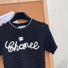 🆕CHANEL新款小香立体字母刺绣圆领短袖|经典永不过时的优雅单品,- 胸前手写体“Chanel”字母采 🆕CHANEL新款小香立体字母刺绣圆领短袖|经典永不过时的优雅单品,- 胸前手写体“Chanel”字母采
