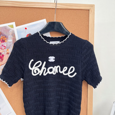 🆕CHANEL新款小香立体字母刺绣圆领短袖|经典永不过时的优雅单品,- 胸前手写体“Chanel”字母采 🆕CHANEL新款小香立体字母刺绣圆领短袖|经典永不过时的优雅单品,- 胸前手写体“Chanel”字母采