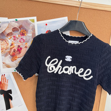 🆕CHANEL新款小香立体字母刺绣圆领短袖|经典永不过时的优雅单品,- 胸前手写体“Chanel”字母采 🆕CHANEL新款小香立体字母刺绣圆领短袖|经典永不过时的优雅单品,- 胸前手写体“Chanel”字母采