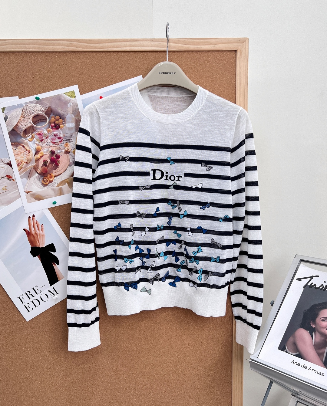 NO:844400,DIOR's new bow embroidered striped pullover long sleeves (linen version)｜French relaxed ceiling, stripe spacing to embroidery details are accurately restored, perfectly replicating Dior's iconic French elegance. The linen version adds a casual and relaxed feel, and the upper body has a lazy and noble atmosphere, making it easy to wear the brand's own high-end texture. -  The body is covered with colorful bow embroidery, using multi-color thread hand-embroidery technology. Blue, gray, white and other tones are arranged at random, with rich and uncluttered layers. Each bow has a flexible and full shape, which is particularly delicate and eye-catching on the striped base fabric. - The 'Dior' letter embroidery on the chest is neat and clear, echoing the bow element, low-key highlighting the brand recognition, not exaggerated but noble enough, and the details are full of high-definition texture.  -It adopts the brand's iconic black and white horizontal stripe design, with even and neat spacing, and has a retro French atmosphere. It doesn't care about age or skin color. It has a visual slimming effect, can softly modify the body shape, and can easily wear a lazy and elegant temperament.  - Made of high-count linen blended yarn, the fabric is light and breathable. It has the dry texture of natural linen. It is skin-friendly and does not make people sweat. It has a soft matte luster. It can also keep a refreshing feeling when worn in summer. It is not sticky or stuffy. It can be worn alone in spring and autumn. It can be worn as a sun protection cardigan in summer. It can be worn in all seasons and is full of practicality.  - The classic round neck design modifies the neck line, the long-sleeved cut is neat and slimming, not tight or dragging, the slightly loose straight version can hide the fat on the waist and abdomen without looking bloated, the right shoulder design optimizes the head-to-shoulder ratio, small and fat sisters can easily control it, creating a lazy and casual French style. Complete with three standards, big goods!  Size sml,,dior,19860909DIOR新款蝴蝶结刺绣条纹套头长袖（亚麻版）｜法式松弛感天花板,条纹间距到刺绣细节都精准还原,完美复刻Dior标志性的法式优雅调性,亚麻版本更添随性松弛感,上身自带慵懒贵气氛围,轻松穿出品牌自带的高级质感. - 衣身分布满幅彩色蝴蝶结刺绣,采用多色线手工刺绣工艺,蓝、灰、白等色调错落排布,层次丰富不杂乱,每一枚蝴蝶结的形态都灵动饱满,在条纹底布上格外精致吸睛. - 胸前“Dior”字母刺绣利落清晰,与蝴蝶结元素呼应,低调彰显品牌辨识度,不浮夸却足够显贵,细节处尽显高定质感. -采用品牌标志性的黑白横条纹设计,间距均匀利落,自带复古法式氛围,不挑年龄不挑肤色,自带视觉显瘦效果,能柔和修饰身形,轻松穿出慵懒又优雅的气质. -选用高支亚麻混纺纱线,织物质地轻薄透气,自带天然亚麻的干爽肌理感,亲肤不闷汗,自带柔和的哑光光泽,夏天穿也能保持清爽体感,不粘身不闷热,春秋可单穿,夏季可当防晒开衫内搭,四季都能穿,实用性拉满. -经典圆领设计修饰脖颈线条,长袖剪裁利落显瘦,不紧绷不拖沓,微宽松的直筒版型既能藏住腰腹赘肉,又不会显得臃肿,正肩设计优化头肩比,小个子和微胖姐妹都能轻松驾驭,打造慵懒随性的法式造型.三标齐全,大货出！ 尺码sml,,dior,,Women's clothing