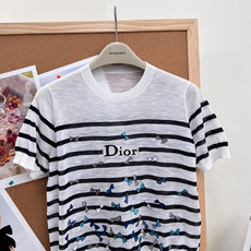 🆕DIOR新款蝴蝶结条纹亚麻针织短袖,法式夏日松弛感,工艺从条纹间距到刺绣细节都精准还原,完美复刻Dio 🆕DIOR新款蝴蝶结条纹亚麻针织短袖,法式夏日松弛感,工艺从条纹间距到刺绣细节都精准还原,完美复刻Dio