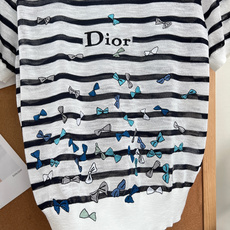 🆕DIOR新款蝴蝶结条纹亚麻针织短袖,法式夏日松弛感,工艺从条纹间距到刺绣细节都精准还原,完美复刻Dio 🆕DIOR新款蝴蝶结条纹亚麻针织短袖,法式夏日松弛感,工艺从条纹间距到刺绣细节都精准还原,完美复刻Dio