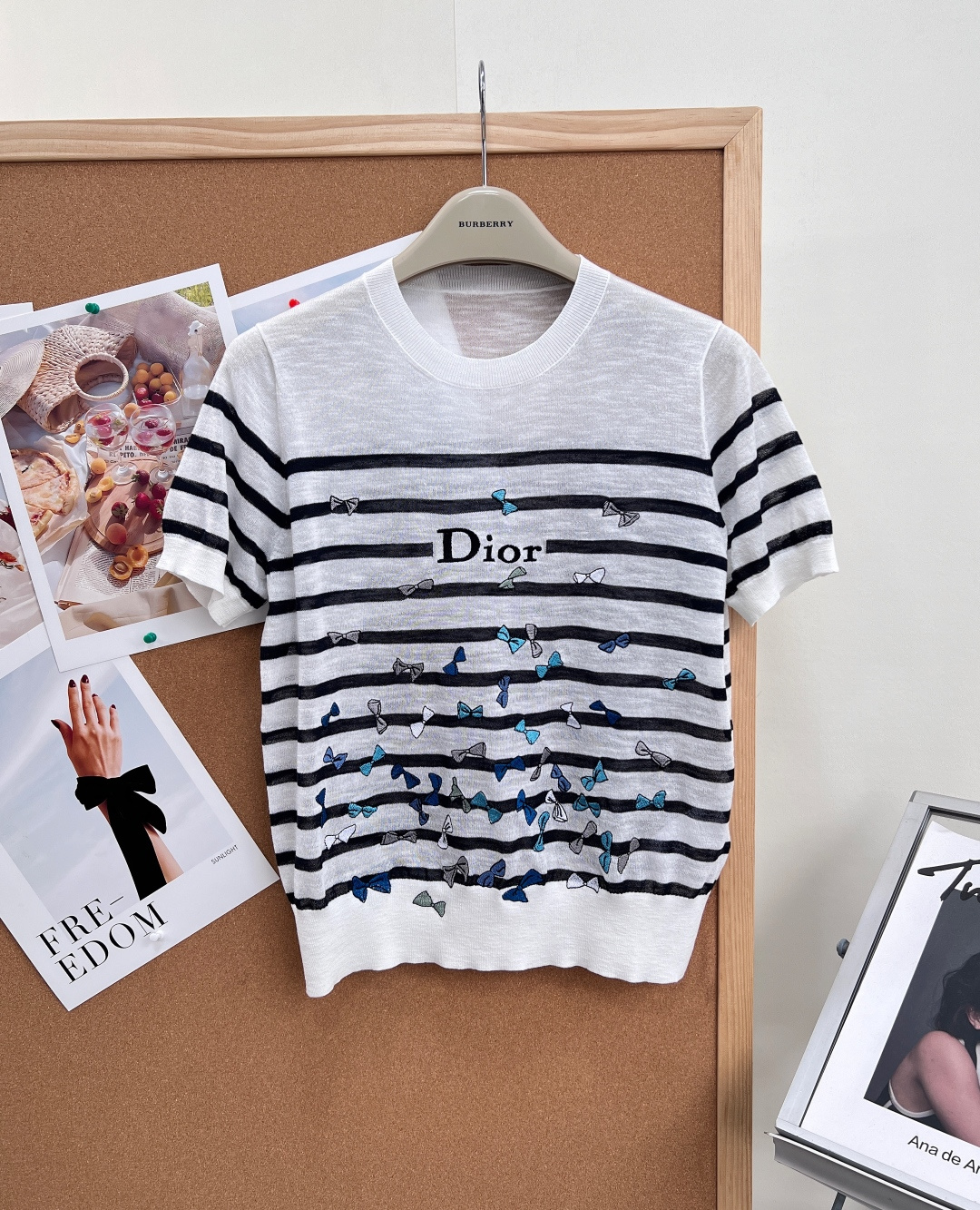 NO:844410,DIOR's new bow-striped linen knitted short-sleeves have a relaxed French summer feel. The craftsmanship is accurately restored from stripe spacing to embroidery details, perfectly replicating Dior's iconic French elegance. The linen short-sleeved version adds a casual and refreshing feel, and the upper body has a lazy and noble atmosphere, making it easy to wear the brand's own high-end texture. -  The body is covered with colorful bow embroidery, using multi-color thread hand-embroidery technology. Blue, gray, white and other tones are arranged at random, with rich and uncluttered layers. Each bow has a flexible and full shape, which is particularly delicate and eye-catching on the striped base fabric. - The 'Dior' letter embroidery on the chest is neat and clear, echoing the bow element, low-key highlighting the brand recognition, not exaggerated but noble enough, and the details are full of high-definition texture.  -It adopts the brand's iconic black and white horizontal stripe design, with even and neat spacing, and has a retro French atmosphere. It doesn't care about age or skin color. It has a visual slimming effect, can softly modify the body shape, and can easily wear a lazy and elegant temperament.  - Made of high-count linen blended yarn, the fabric is light and transparent, with the dry texture of natural linen. It is skin-friendly and not sweaty, and has a soft matte luster. The breathable properties of linen allow this short-sleeved shirt to keep a refreshing feel even on hot days. It is not sticky or stuffy. It is an 'air-conditioned room + outdoor' dual-adaptive item that is needed in summer.  -The classic round neck design modifies the neck line, the short-sleeved cut is neat and refreshing, not tight or dragging, and the slightly loose straight version can hide the fat on the waist and abdomen without looking bloated. The square shoulder design optimizes the head-to-shoulder ratio, which can be easily controlled by both small and fat sisters, creating a lazy and casual French style. Complete with three standards, big goods!  Size sml,,dior,T-shirt,19860909DIOR新款蝴蝶结条纹亚麻针织短袖,法式夏日松弛感,工艺从条纹间距到刺绣细节都精准还原,完美复刻Dior标志性的法式优雅调性.亚麻短袖版本更添随性清爽感,上身自带慵懒贵气氛围,轻松穿出品牌自带的高级质感. - 衣身分布满幅彩色蝴蝶结刺绣,采用多色线手工刺绣工艺,蓝、灰、白等色调错落排布,层次丰富不杂乱,每一枚蝴蝶结的形态都灵动饱满,在条纹底布上格外精致吸睛. - 胸前“Dior”字母刺绣利落清晰,与蝴蝶结元素呼应,低调彰显品牌辨识度,不浮夸却足够显贵,细节处尽显高定质感. -采用品牌标志性的黑白横条纹设计,间距均匀利落,自带复古法式氛围,不挑年龄不挑肤色,自带视觉显瘦效果,能柔和修饰身形,轻松穿出慵懒又优雅的气质. -选用高支亚麻混纺纱线,织物质地轻薄通透,自带天然亚麻的干爽肌理感,亲肤不闷汗,自带柔和的哑光光泽.亚麻的透气属性让这件短袖在高温天也能保持清爽体感,不粘身不闷热,是夏日刚需的“空调房+户外”双适配单品. -经典圆领设计修饰脖颈线条,短袖剪裁利落清爽,不紧绷不拖沓,微宽松的直筒版型既能藏住腰腹赘肉,又不会显得臃肿.正肩设计优化头肩比,小个子和微胖姐妹都能轻松驾驭,打造慵懒随性的法式造型.三标齐全,大货出！ 尺码sml,,dior,T-shirt,,Women's clothing