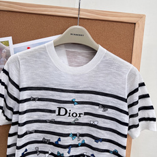 🆕DIOR新款蝴蝶结条纹亚麻针织短袖,法式夏日松弛感,工艺从条纹间距到刺绣细节都精准还原,完美复刻Dio 🆕DIOR新款蝴蝶结条纹亚麻针织短袖,法式夏日松弛感,工艺从条纹间距到刺绣细节都精准还原,完美复刻Dio