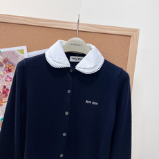 🆕MIUMIU 字母徽标娃娃领假两件针织开衫🪞藏青千金感拉满的miu系开衫可拆卸双层娃娃领+蕾丝花边,甜 🆕MIUMIU 字母徽标娃娃领假两件针织开衫🪞藏青千金感拉满的miu系开衫可拆卸双层娃娃领+蕾丝花边,甜