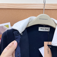 🆕MIUMIU 字母徽标娃娃领假两件针织开衫🪞藏青千金感拉满的miu系开衫可拆卸双层娃娃领+蕾丝花边,甜 🆕MIUMIU 字母徽标娃娃领假两件针织开衫🪞藏青千金感拉满的miu系开衫可拆卸双层娃娃领+蕾丝花边,甜