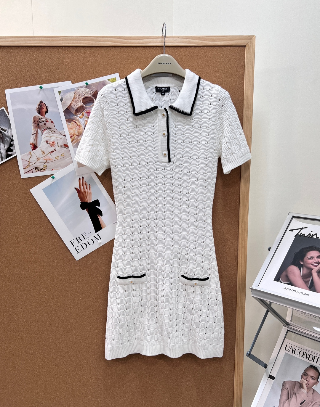 NO:845133,CHANEL's new Xiaoxiang Polo collar hollow knitted dress, a pure Xiaoxiang classic version, is a 1:1 replica of the original version. It has the right balance between French elegance and girlishness. It is a divine style with a spring and summer atmosphere.  High-definition breathable knitted yarn, using exquisite wavy hollow jacquard technology, has a high-end three-dimensional texture, is light and transparent, not stuffy, has a sense of air, and is refreshing and comfortable to wear in spring and summer. The overall knitting is tight and solid, the upper body is crisp and stylish, perfectly modifies the body shape, and the texture is completely in line with the standard of the standard counter. - The classic Polo lapel has a neat lapel with black contrasting thin edges, which is a bit playful in elegance, and instantly adds a sense of sophistication. -  The semi-open small gold button placket is embellished with the brand's iconic metal round buckle. The details are exquisite, low-key and noble. - The double-pocket contrasting design skirt has symmetrical small pockets on both sides, still outlined with black thin edges, which perfectly replicates the classic elements of Xiaoxiang, taking into account both decoration and practicality. - The slim H-shaped version has just the right straight cut, which can quietly modify the waist and hip lines, is highly tolerant to the body, and can easily be worn to give a paper-like look, and has a first-class slimming effect. -  Ribbed cuff details The cuffs and hem are made of fine ribbed cuffs, which are neatly made and not easily deformed, enhancing the sophistication of the entire skirt. Complete with three standards, large quantity shipped!  Size sml code H776380,,chanel,skirts,19860909CHANEL新款小香Polo领镂空针织连衣裙,纯正的小香经典版型,对标原版1:1复刻打版,把法式优雅与少女感平衡得恰到好处,是春夏氛围感的封神款. 高定透气针织纱线,采用精致的波浪镂空提花工艺,肌理感高级立体,轻薄通透不闷汗,自带空气感,春夏穿着清爽舒适.整体针织紧密扎实,上身挺括有型,完美修饰身形,质感完全对标专柜水准. - 经典Polo翻领利落的翻领搭配黑色撞色细边,优雅中透着几分俏皮,精致感瞬间拉满. - 半开襟小金扣门襟点缀品牌标志性的金属圆扣,细节考究,低调又显贵气. - 双口袋撞色设计裙身两侧对称小口袋,依旧采用黑色细边勾勒,完美复刻小香经典元素,兼顾装饰性与实用性. - 修身H型版型恰到好处的直筒剪裁,能悄悄修饰腰臀线条,对身材包容度高,轻松穿出纸片人既视感,显瘦效果一流. - 罗纹收口细节袖口与下摆采用细密罗纹收边,做工工整不易变形,提升整件裙子的精致度.三标齐全,大货出！ 尺码sml 编码H776380,,chanel,skirts,,Women's clothing