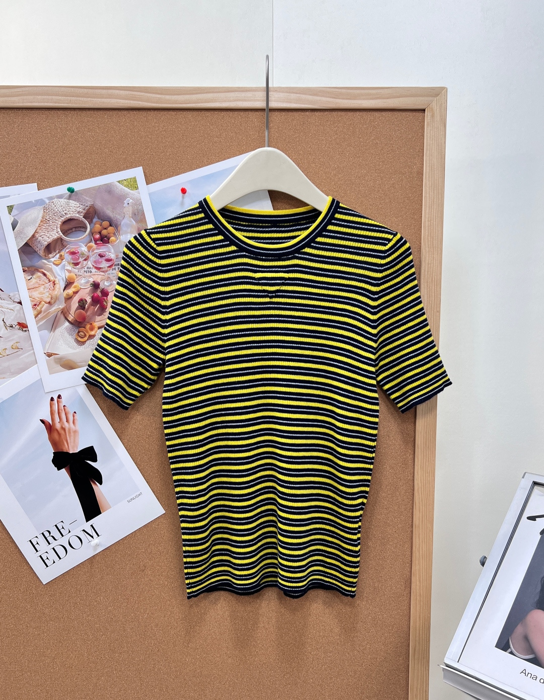 NO:845135,PRADA's new P family triangle logo striped round neck short-sleeved woolen sweater. P family's striped knitted short-sleeved sweater perfectly combines Italian simplicity and relaxed texture. It is a versatile item in the spring and summer wardrobe. Delicate and skin-friendly wool knitted fabric, using pit texture weaving method, has draping elasticity, the upper body is soft and waxy and does not tie the skin, taking into account breathability and comfort. It is refreshing to wear alone in spring and summer, and there is no pressure to wear it in early autumn. The texture is completely in line with the standard of standard counters. -  The classic round neck style neatly fits the neck and modifies the neck line. It is simple and elegant without being picky about the face, making it zero burden for daily wear. - The iconic contrasting stripes are designed with the brand's classic contrasting stripes, which creates a retro atmosphere. It has an excellent visual slimming effect and hides the flesh while showing neatness. - Invisible triangle logo details The low-key triangle logo embroidery hidden on the chest is the iconic identification element of the P family. It shows taste in a low-key manner and is refined and not exaggerated. -  The fit-fitting slim cut with slightly tapered grooves fits the body shape but is not tight. It can easily optimize the body proportions and create a casual and high-end Italian relaxation. Complete with three standards and two colors!  Size sml,,prada,T-shirt,19860909PRADA新款P家三角标条纹圆领短袖羊毛衫.P家条纹针织短袖将意式简约与松弛质感完美融合,是春夏衣橱里的百搭刚需单品. 细腻亲肤羊毛针织面料,采用坑条肌理织法,自带垂坠弹力,上身软糯不扎肤,兼顾透气度与舒适感.春夏单穿清爽,初秋叠穿也毫无压力,质感完全对标专柜水准. - 经典圆领版型利落圆领贴合颈部,修饰脖颈线条,简约大气不挑脸型,日常穿搭零负担. - 标志性撞色条纹采用品牌经典撞色条纹设计,复古氛围感拉满,视觉显瘦效果绝佳,藏肉又显利落. - 隐形三角标细节胸口暗藏低调的三角徽标刺绣,是P家标志性识别元素,低调彰显品味,精致不浮夸. - 合身修身剪裁微收的坑条版型,贴合身形却不紧绷,轻松优化身材比例,打造随性高级的意式松弛感.三标齐全,两色出！ 尺码sml,,prada,T-shirt,,Women's clothing
