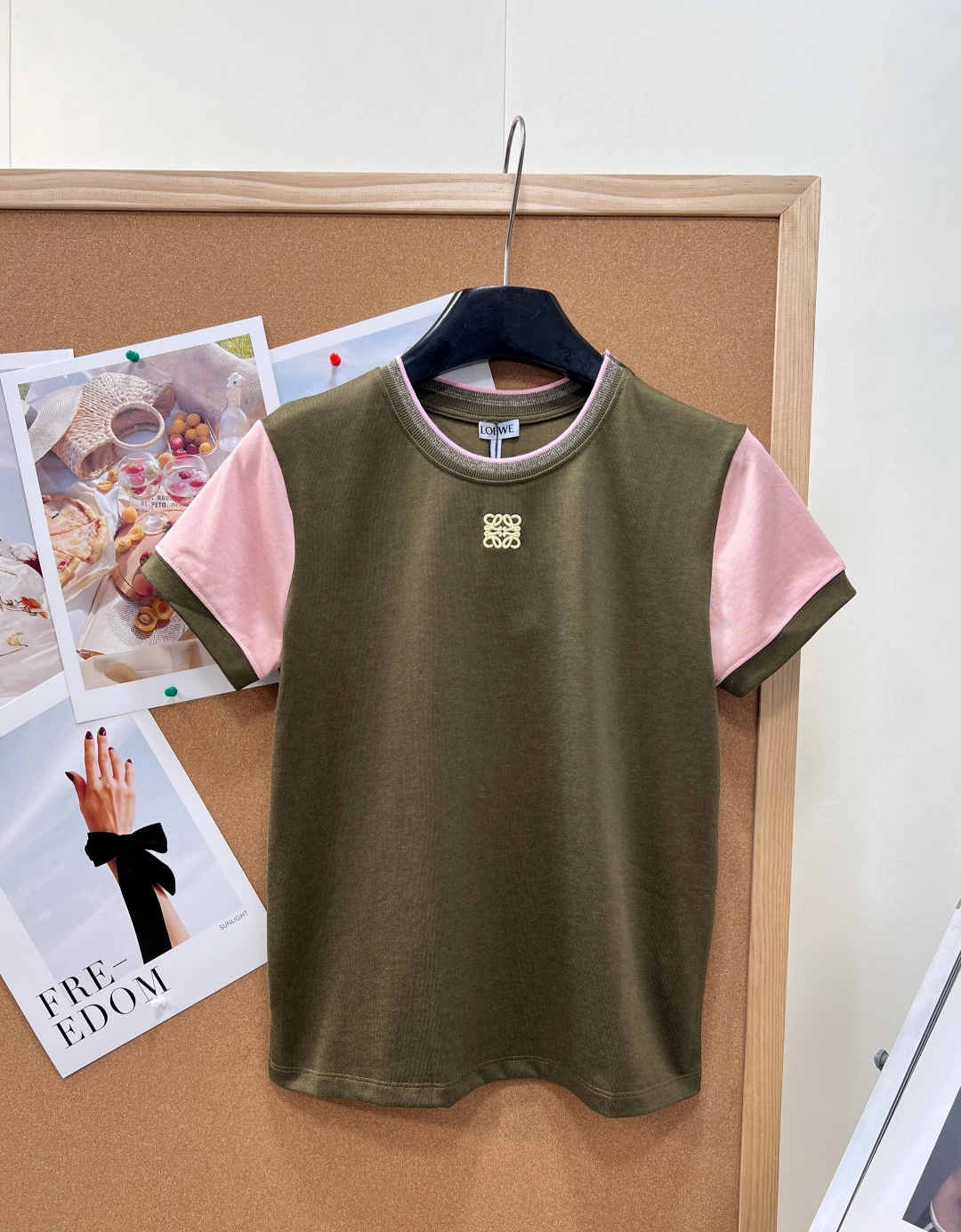 NO:845127,LOEWE two-color splicing logo short-sleeved T-shirt, green brown + pink contrast design, gray round neck, super layered! Khaki green 2026 popular key color, a soft, earthy green, combines the stability of khaki and the freshness of dark green, giving people a rough, stable and close to nature feeling, neither too bright nor too dull, showing a low-key elegance.  It is a mixed or intermediate color, between yellow and green. It has the warmth of yellow while retaining the freshness of green. It is made of high-quality cotton, soft and comfortable, and is stress-free for daily wear. The small flying sleeves really show off the right-angled shoulders. It looks great with skirts and trousers. It is very eye-catching and paper-like. Anagram embroidery on the chest, short version and high-waist pants, you can easily get a fashionable and casual style!  Pink and moss green collide to bring out the unique charm of spring and summer. Whether you have yellow skin or white skin, it will brighten your skin tone and create a relaxed retro college feel ~ complete three standards, large quantities, sizes sml, loewe, skirts, T-shirt, tees, t-shirt,19860909LOEWE 双色拼接logo短袖T恤 绿棕色+粉色撞色设计,灰色圆领超有层次感! 卡其绿2026流行关键色,一种柔和的,带有泥土气息的绿色,融合了卡其色的稳重与墨绿色的清新,给人一种粗犷,稳定且贴近自然的感觉,既不过于鲜艳,也不过于沉闷,展现出一种低调的优雅. 它属于混合色或中间色,介于黄色和绿色之间,既带有黄色的温暖感,又保留了绿色的清新感 高品质棉料,柔软舒适,日常穿搭无压力. 小飞袖真的超显直角肩 随意搭配半身裙裤子都很好看 非常显人很纸片人 胸前Anagram刺绣,短款版型搭高腰裤,轻松get时髦休闲风！ 粉色和苔藓绿碰撞出春夏特有的魅力 不论是黄皮还是白皮都是提亮肤色白个度 打造出松弛的复古学院感～三标齐全,大货出, 尺码sml,,loewe,skirts,T-shirt,tees，t-shirt,,Women's clothing