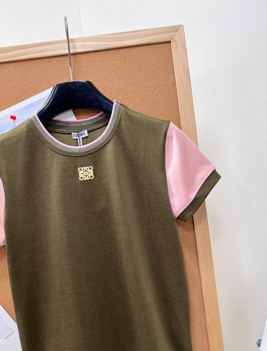 🆕LOEWE 双色拼接logo短袖T恤绿棕色+粉色撞色设计，灰色圆领超有层次感! 卡其绿	2026流行关