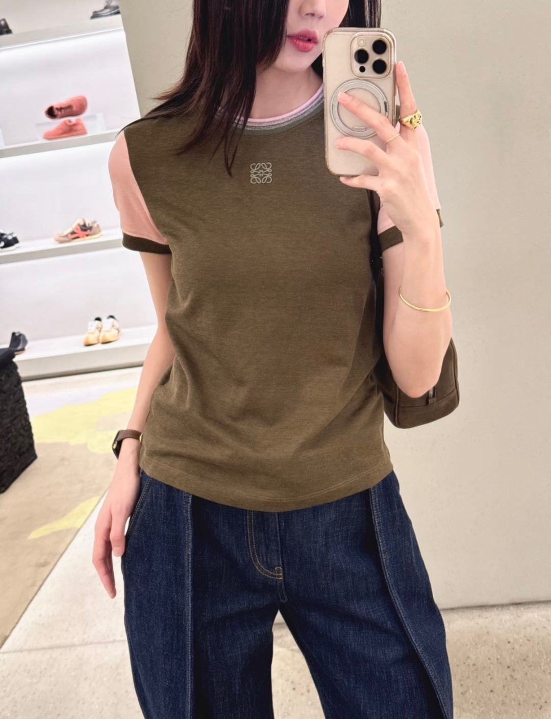 NO:845132,LOEWE｜This khaki green T-shirt is really white. The new short-sleeved color matching is so pretty!  !  The right-shoulder T-shirt shows off the right-angled shoulders. It looks great with any skirt or pants. It is very eye-catching and paper-like, loewe, skirts, T-shirt, tees, t-shirt,19860909LOEWE｜这件卡其绿t恤 真的好显白啊啊啊 新品短袖拼色太好看了吧！！ 正肩T超显直角肩 随意搭配半身裙裤子都很好看 非常显人很纸片人,,loewe,skirts,T-shirt,tees，t-shirt,,Women's clothing