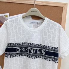 🆕 DIOR 提花暗纹老花logo针织衫短袖这个针织短袖深深的俘获了我的心!超正的版型,显肤白的好手,经 🆕 DIOR 提花暗纹老花logo针织衫短袖这个针织短袖深深的俘获了我的心!超正的版型,显肤白的好手,经