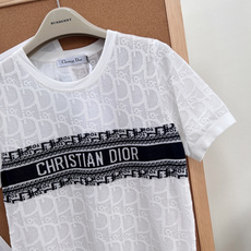 🆕 DIOR 提花暗纹老花logo针织衫短袖这个针织短袖深深的俘获了我的心!超正的版型,显肤白的好手,经 🆕 DIOR 提花暗纹老花logo针织衫短袖这个针织短袖深深的俘获了我的心!超正的版型,显肤白的好手,经